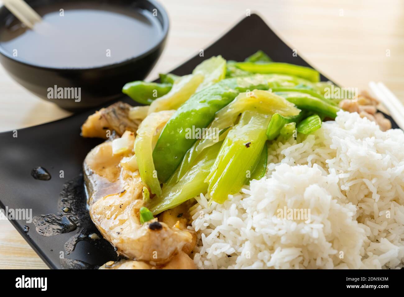 angolo di vista fast food di pesci e piselli e. pollo con ciotola di porridge composizione orizzontale Foto Stock