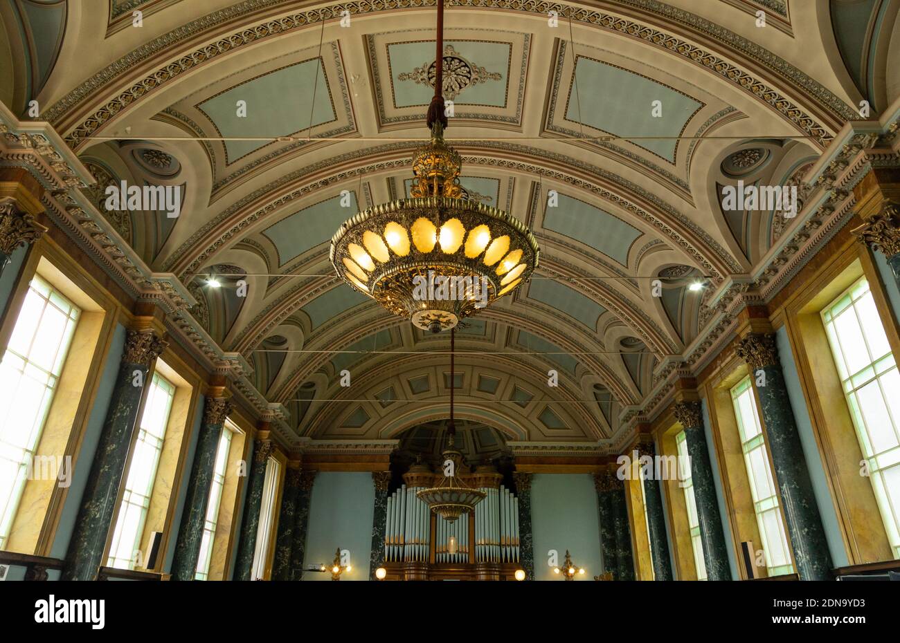 Il soffitto e il lampadario ornato nella Saltaire United Reformed Church, una chiesa vittoriana nel sito Patrimonio dell'Umanità di Saltaire nello Yorkshire, Inghilterra. Foto Stock