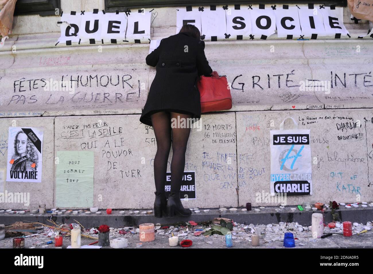 Fiori, candele, messaggi e penne in onore delle 17 persone che sono morte nel Charlie Hebdo e nel massacro di Hyper Cacher Vincennes il 7 gennaio 2015. Il memoriale si tiene a Place de la Republique a Parigi, in Francia, ed è ancora costantemente visitato dai lutto il 12 gennaio 2015. Foto di Aurore Marechal/ABACAPRESS.COM Foto Stock