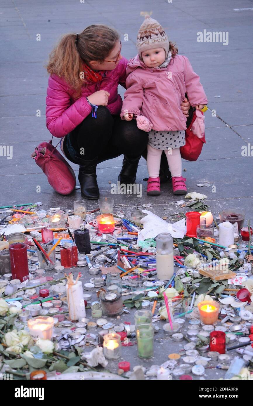 Fiori, candele, messaggi e penne in onore delle 17 persone che sono morte nel Charlie Hebdo e nel massacro di Hyper Cacher Vincennes il 7 gennaio 2015. Il memoriale si tiene a Place de la Republique a Parigi, in Francia, ed è ancora costantemente visitato dai lutto il 12 gennaio 2015. Foto di Aurore Marechal/ABACAPRESS.COM Foto Stock