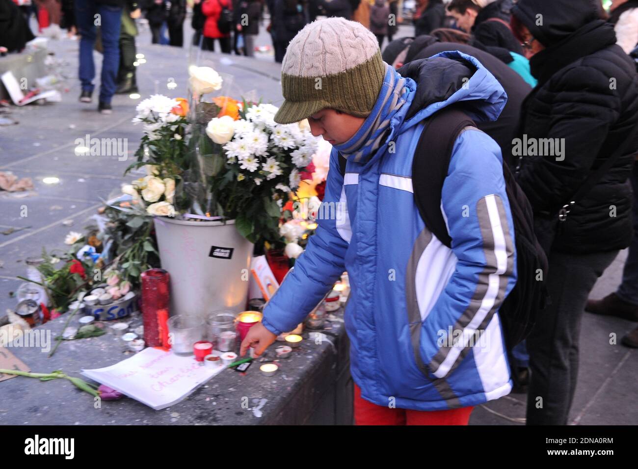 Fiori, candele, messaggi e penne in onore delle 17 persone che sono morte nel Charlie Hebdo e nel massacro di Hyper Cacher Vincennes il 7 gennaio 2015. Il memoriale si tiene a Place de la Republique a Parigi, in Francia, ed è ancora costantemente visitato dai lutto il 12 gennaio 2015. Foto di Aurore Marechal/ABACAPRESS.COM Foto Stock