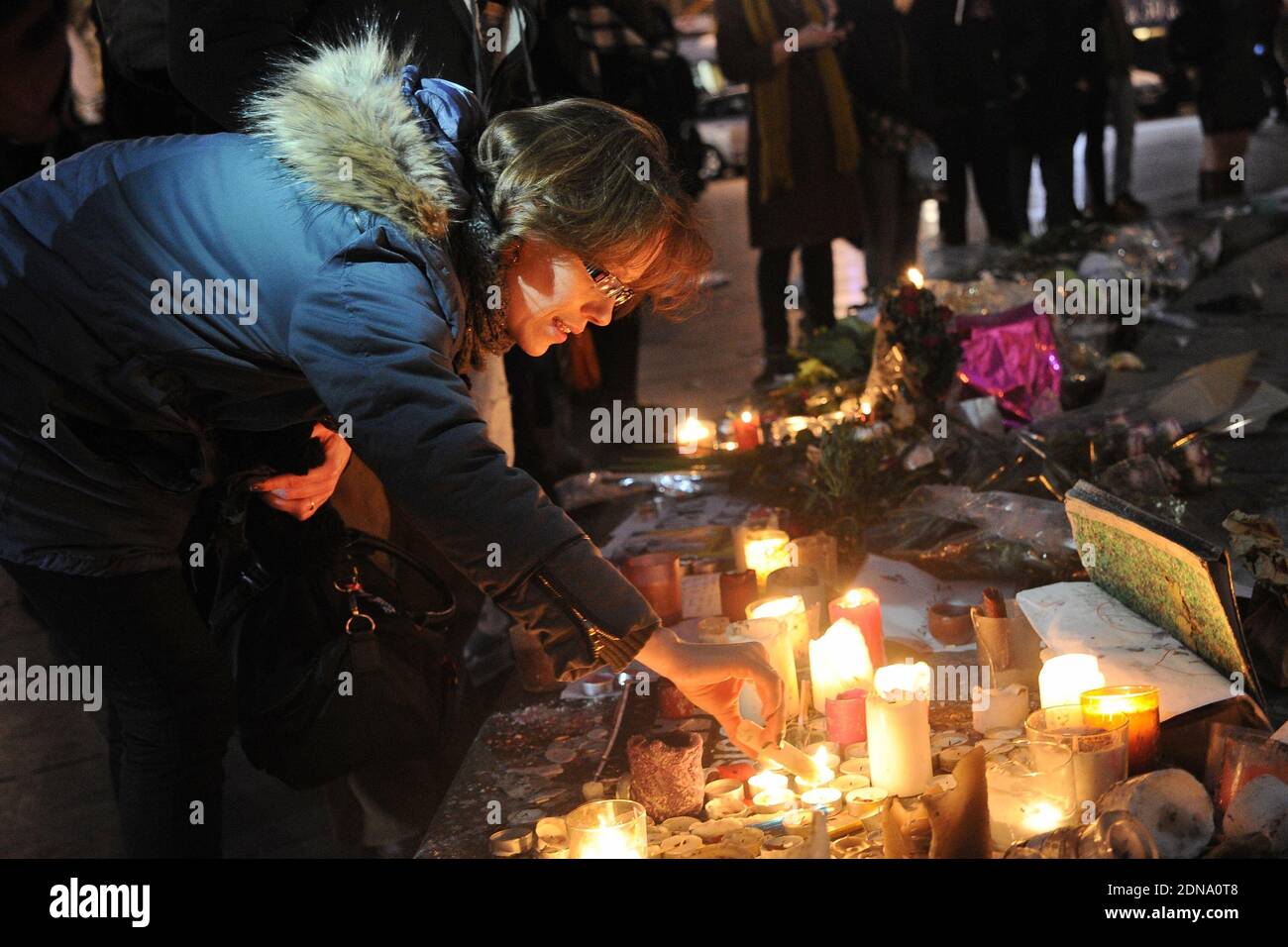 Fiori, candele, messaggi e penne in onore delle 17 persone che sono morte nel Charlie Hebdo e nel massacro di Hyper Cacher Vincennes il 7 gennaio 2015. Il memoriale si tiene a Place de la Republique a Parigi, in Francia, ed è ancora costantemente visitato dai lutto il 12 gennaio 2015. Foto di Aurore Marechal/ABACAPRESS.COM Foto Stock