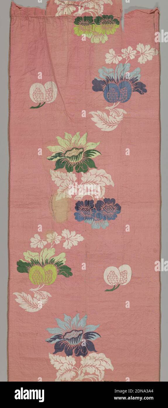 Tessile, Medio: Seta tecnica: Tessitura semplice con trama supplementare, fiori policromi e frutta rivolti in direzioni alternate su sfondo rosa., 1700–1750, tessuti tessuti, tessile Foto Stock