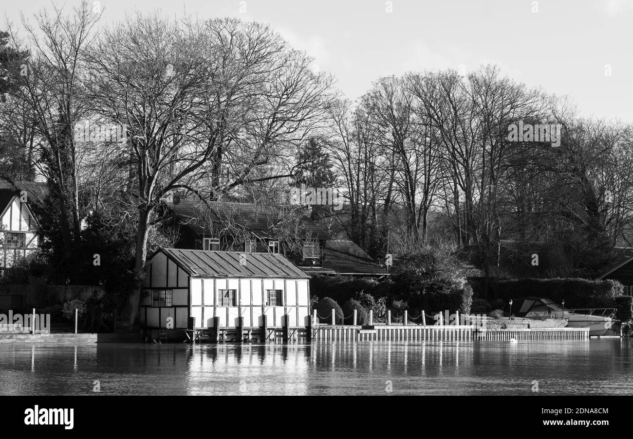 Caratteristica casa in barca bianca e nera vicino al Tamigi a Cookham, Berkshire UK. Fotografato in bianco e nero. Foto Stock