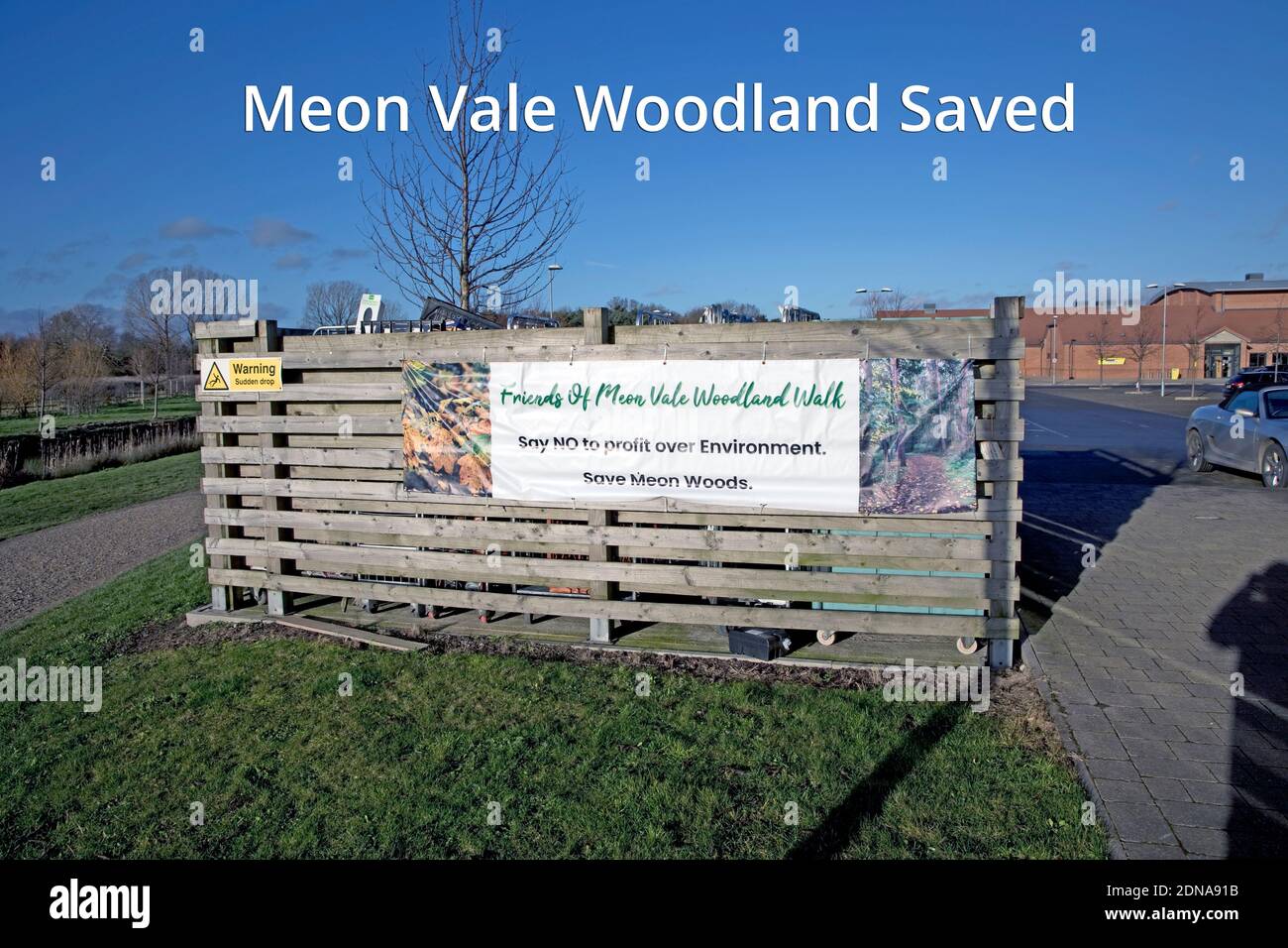 Friends of Meon Woodlnd Banner salvare Meon Woodlnd che è In procinto di essere distrutta per un ulteriore edificio a Long Marston Foto Stock