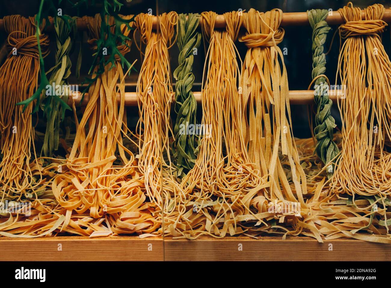Primo piano su diversi tipi di pasta fatta a mano sulla vetrina di caffè, ristorante, mercato alimentare in vendita. Foto Stock