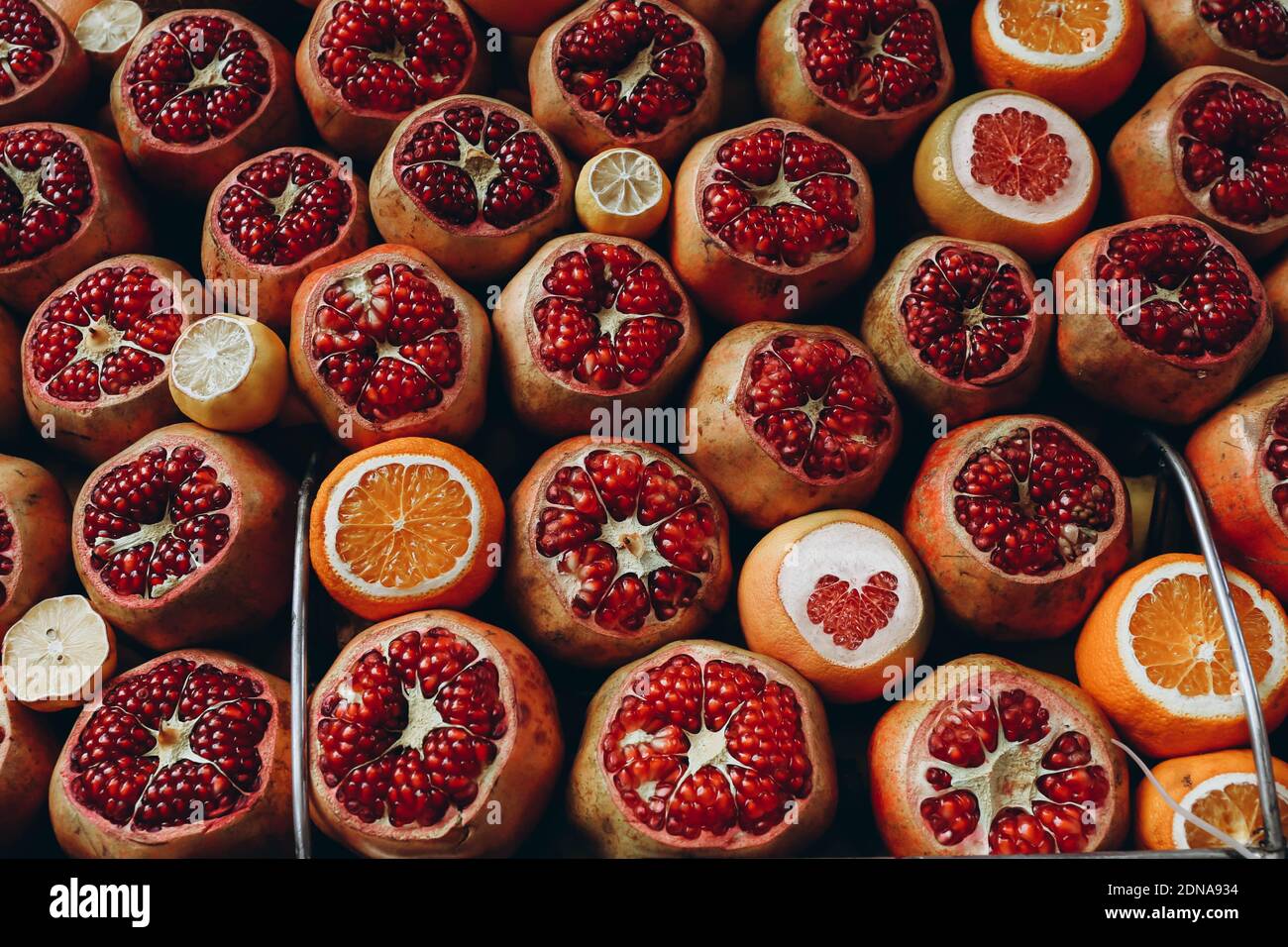 Vendita di melograni succosi maturi, arance in un mercato di strada. Vetrina aperta del mercato agricolo Foto Stock