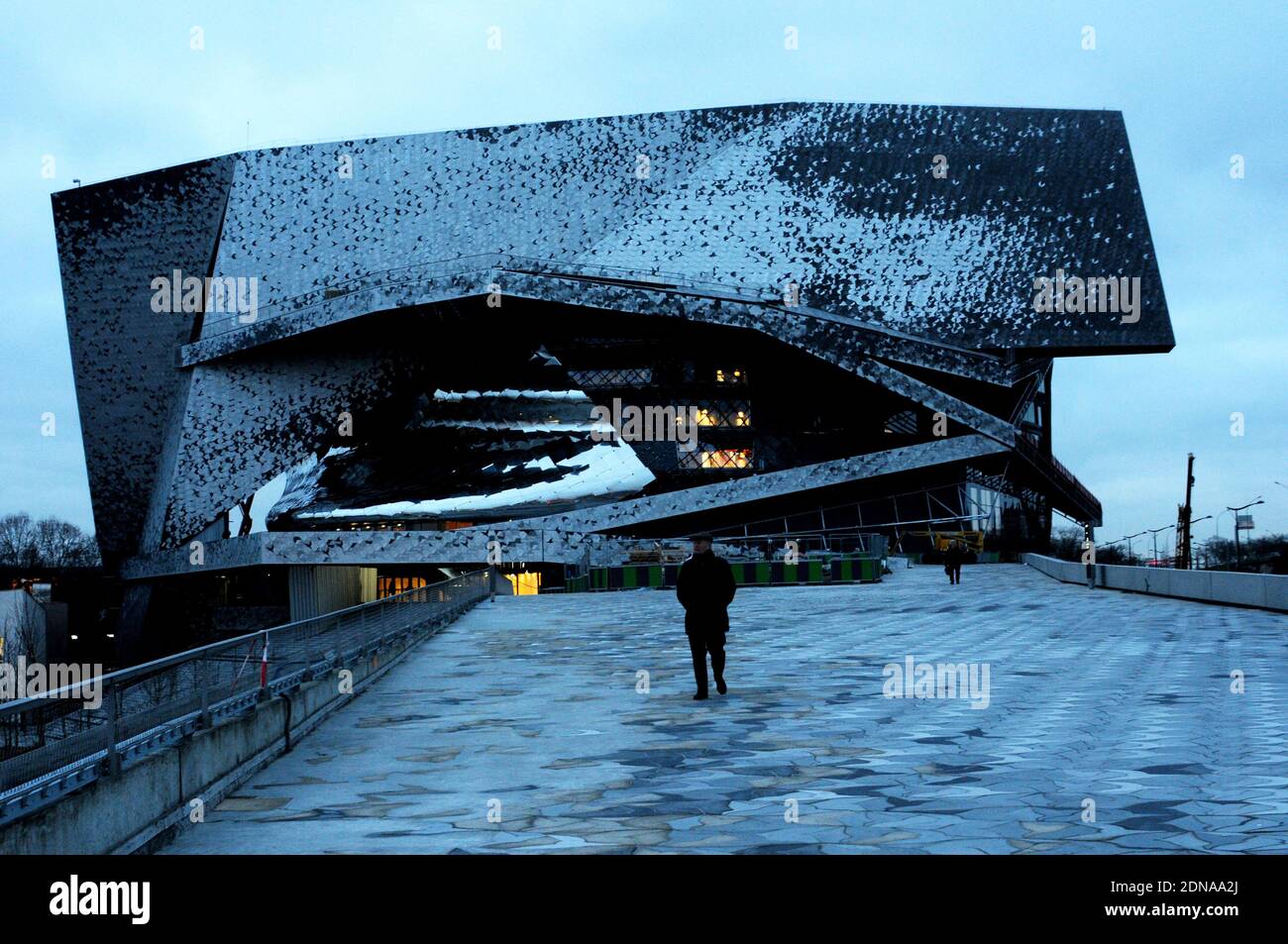 La nuova "Philharmonie de Paris" nel Parc de la Villette, vicino a Porte de Pantin, nel nord-est di Parigi, Francia, il 19 gennaio 2015. La Philharmonie, un complesso di concerti multilivello progettato dall'architetto francese Jean Nouvel la cui sala principale ospita 2,400 posti su ampi balconi che circondano il palco centrale, ha richiesto otto anni e 386 milioni di euro (455 milioni di dollari) di denaro pubblico per costruire - un bilancio tre volte la sua stima iniziale. Foto di Alain Apaydin/ABACAPRESS.COM Foto Stock