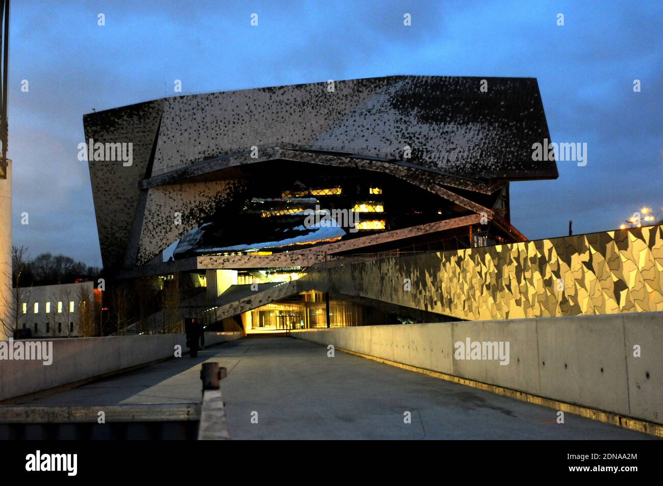 La nuova "Philharmonie de Paris" nel Parc de la Villette, vicino a Porte de Pantin, nel nord-est di Parigi, Francia, il 19 gennaio 2015. La Philharmonie, un complesso di concerti multilivello progettato dall'architetto francese Jean Nouvel la cui sala principale ospita 2,400 posti su ampi balconi che circondano il palco centrale, ha richiesto otto anni e 386 milioni di euro (455 milioni di dollari) di denaro pubblico per costruire - un bilancio tre volte la sua stima iniziale. Foto di Alain Apaydin/ABACAPRESS.COM Foto Stock