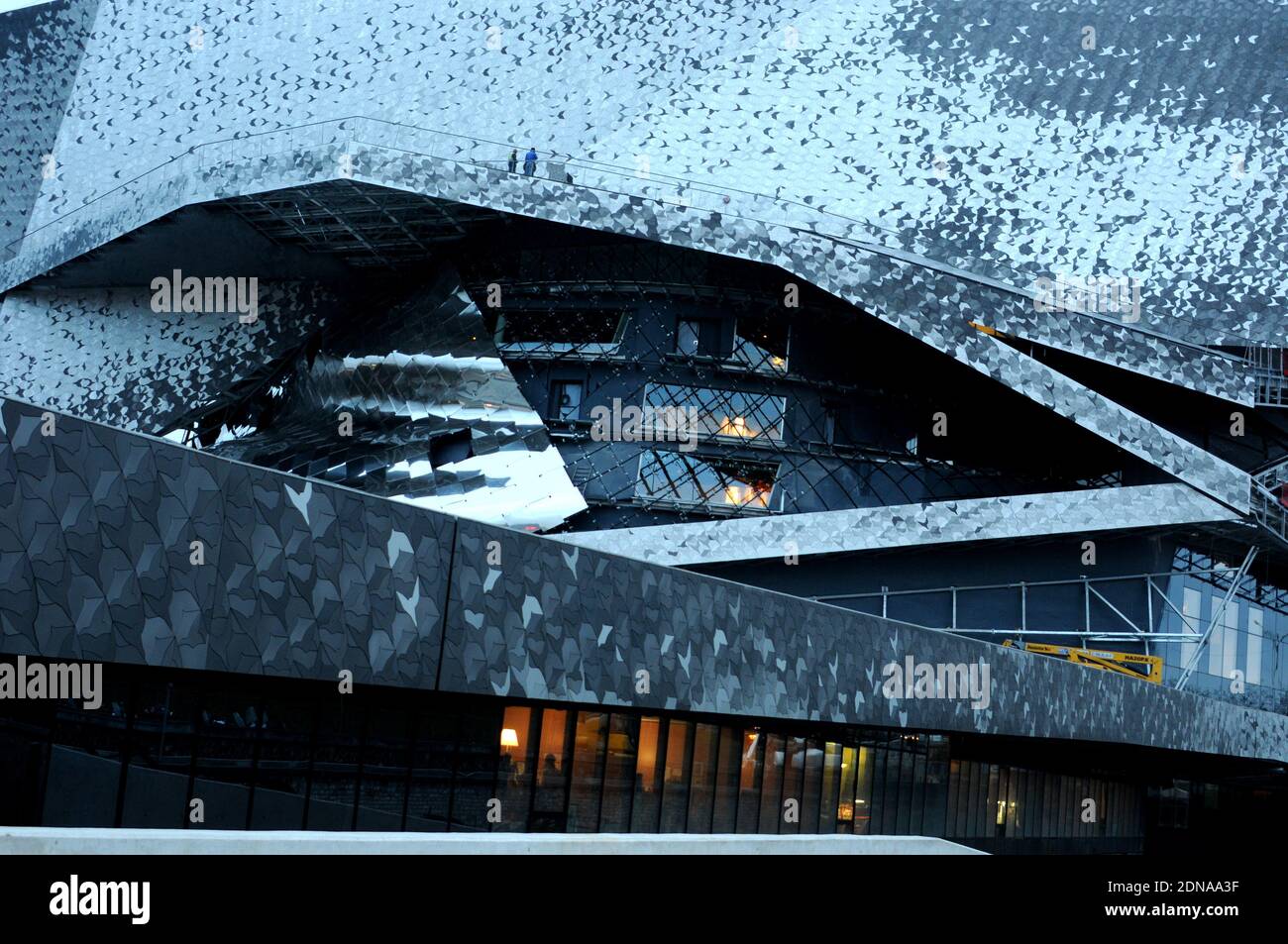 La nuova "Philharmonie de Paris" nel Parc de la Villette, vicino a Porte de Pantin, nel nord-est di Parigi, Francia, il 19 gennaio 2015. La Philharmonie, un complesso di concerti multilivello progettato dall'architetto francese Jean Nouvel la cui sala principale ospita 2,400 posti su ampi balconi che circondano il palco centrale, ha richiesto otto anni e 386 milioni di euro (455 milioni di dollari) di denaro pubblico per costruire - un bilancio tre volte la sua stima iniziale. Foto di Alain Apaydin/ABACAPRESS.COM Foto Stock