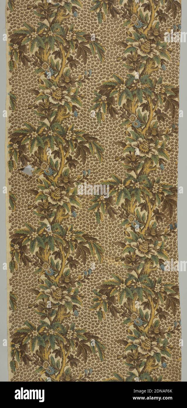 Tessile, tecnica: Fondazione a tessitura semplice con stampa a blocchi per i due marroni; giallo e blu applicati a pennello; blu e giallo utilizzati insieme per il verde. Notare i segni di blocco marroni sul bordo sinistro. I punti blu sono rovesciati indaco., tronco di albero con foglie e fiori in marrone., Inghilterra, 1805–10, tessuti stampati, tinti e dipinti, tessile Foto Stock