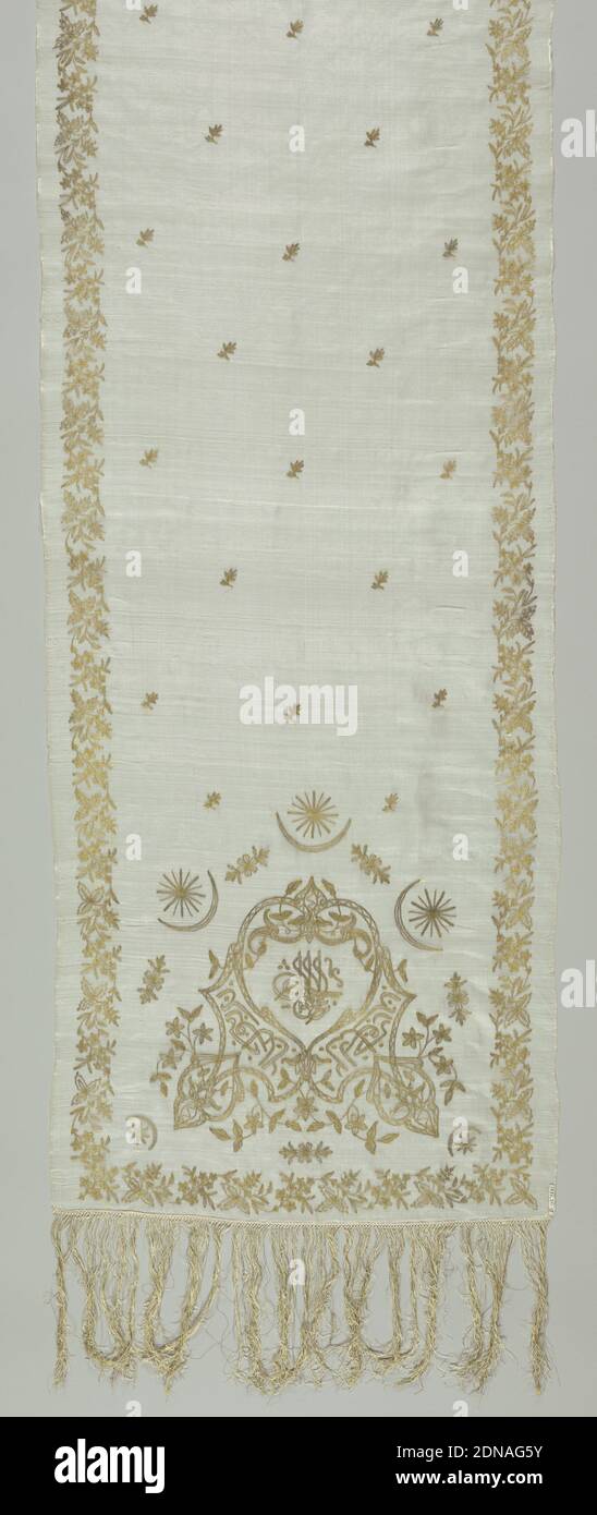 Sciarpa, media: Seta, filo metallico tecnica: Ricamo tambour su voile, ricamo in sciarpa voile bianca velata in lavorazione tambour con oro. Disegno di motivi floreali, stella e mezzaluna e sceneggiatura araba convenzionalizzata. Indossato con costume harem., Vicino Oriente, fine del 19 ° secolo, ricamo e cuciture, sciarpa Foto Stock