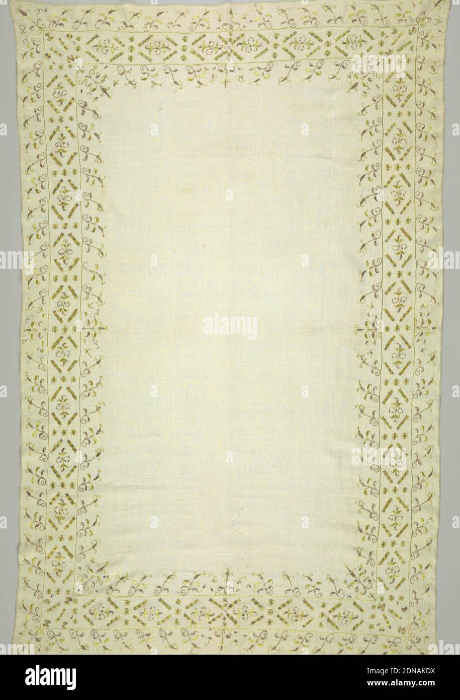 Copriletto, Medium: Seta, metallo su lino tecnica: Ricamo a punto intarsiato e satinato, oro avvolto su anima di seta utilizzata come filo dritto, copriletto oblungo, bisso bianco, con ampi bordi ricamati in oro e seta color citronone; disegno, su tre bordi, di fiori (giglio) altamente stilizzati e barre piatte. L'oro è avvolto su un nucleo di seta e utilizzato dritto come filo. Seta verde intarsiata e satinata, Spagna, XVII secolo, ricamo e cuciture, copertina del tavolo Foto Stock