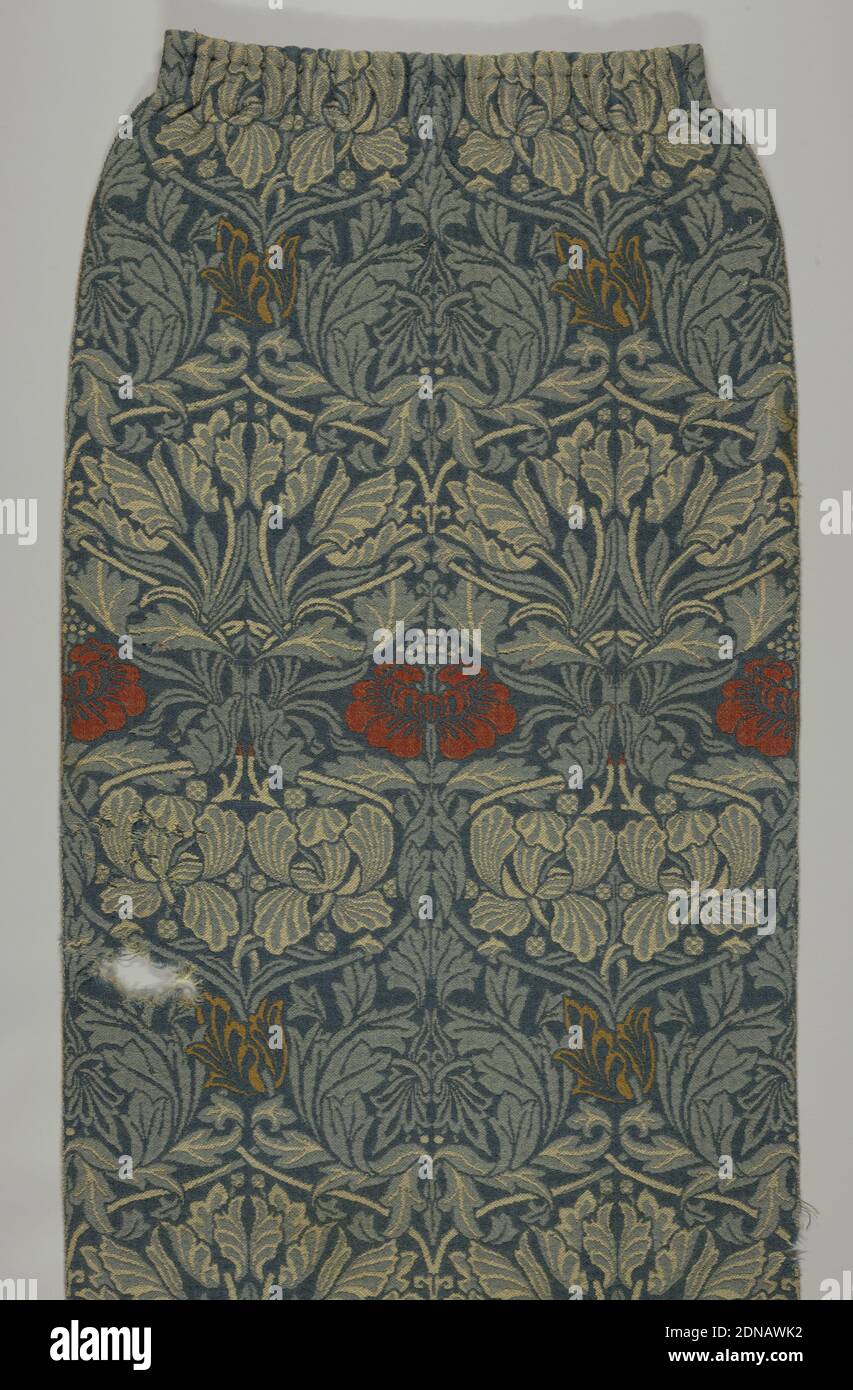 Tulip and Rose, Morris & Co., (Londra, Inghilterra), William Morris, (inglese, 1834–1896), Medio: Tecnica lana: Panno triplo, otto pezzi cuciti insieme per fare un pannello; sei sono larghezze a tutto letto. Reticolo ogivale di vite e foglie che incornicia tulipani e rose. In azzurro e avorio su un terreno blu scuro, con alcuni fiori in rosso e arancio, in file alternate., Inghilterra, 1876, tessuti tessuti, cortina, cortina Foto Stock