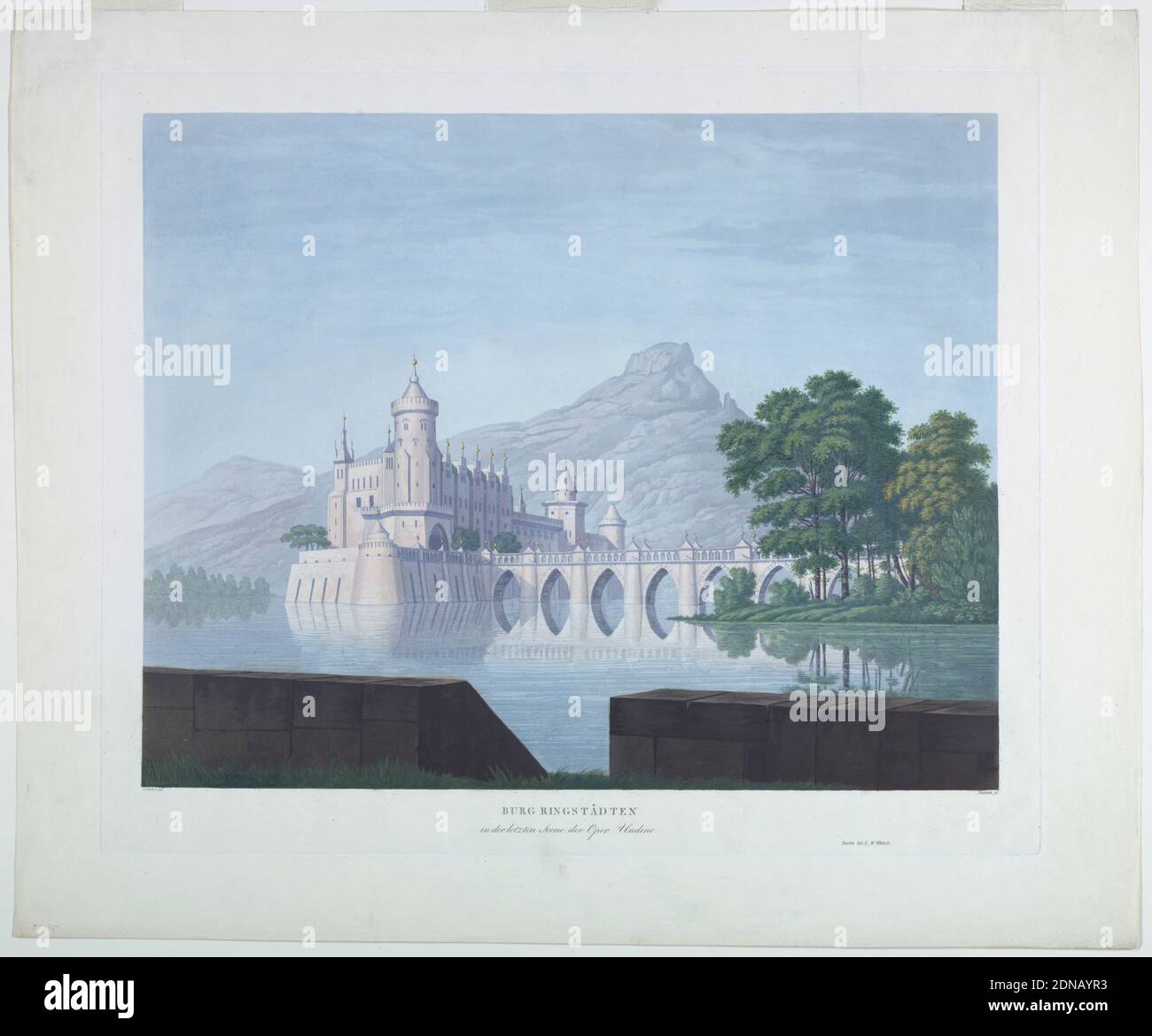 Scenografia: Castello di Ringstadten, per l'ultima scena di Undine, Karl Friedrich Schinkel, tedesco, 1781–1841, Friedrich Christophe Dietrich, 1779–1847, acquatint colorato, rettangolo orizzontale. Un grande castello è visto su un promentory in un lago, avvicinato da un ponte fortificato. Una montagna sterile nel backgrond. Sotto, i nomi degli artisti e degli editori e il titolo: 'BURG RINGSTADTEN / in der letzten Scene der Oper Undine', Germania, 1816, teatro, Stampa Foto Stock