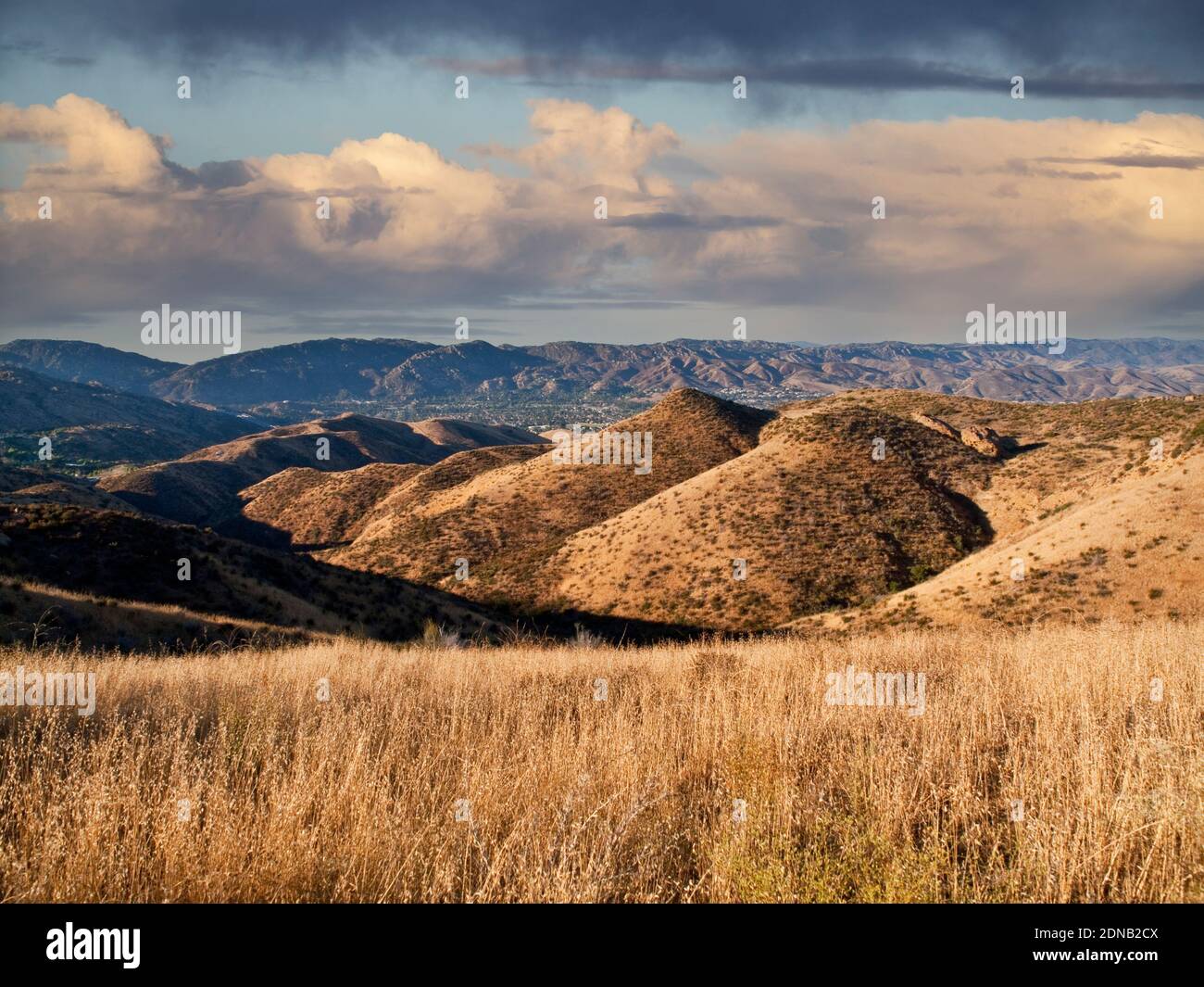 Colline di montagna dorate con cielo nuvoloso sopra la Simi Valley vicino a Los Angeles, California. Foto Stock