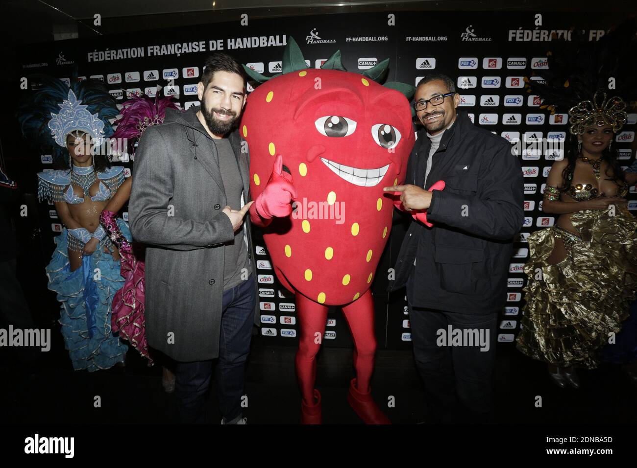 Nikola Karabatic e Didier Dinart partecipano a una festa organizzata dal loro sponsor Oasis al VIP Room Theatre, dopo aver vinto la finale del Campionato Mondiale di Pallamano 2015, a Parigi, in Francia, il 02 febbraio 2015. Foto di Jerome Domine/ABACAPRESS.COM Foto Stock