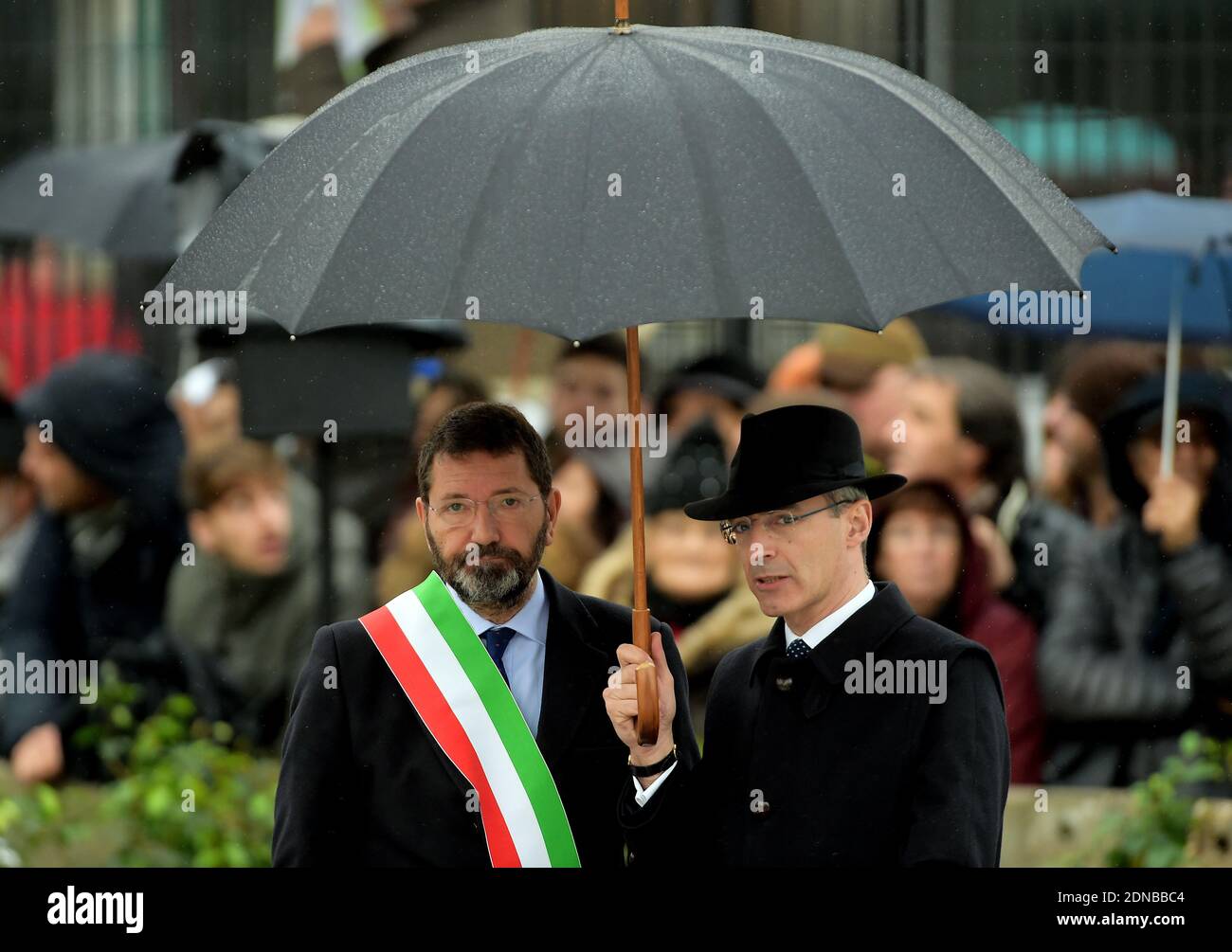 Il sindaco di Roma Ignazio Marino (L) attende il neoeletto presidente Sergio Mattarella presso l'altare della Patria (Tomba del Milite Ignoto) il 3 febbraio 2015 a Roma, Italia. Sergio Mattarella, giudice della Corte costituzionale, è stato giurato oggi come nuovo presidente italiano. Foto di Eric Vandeville/ABACAPRESS.COM Foto Stock