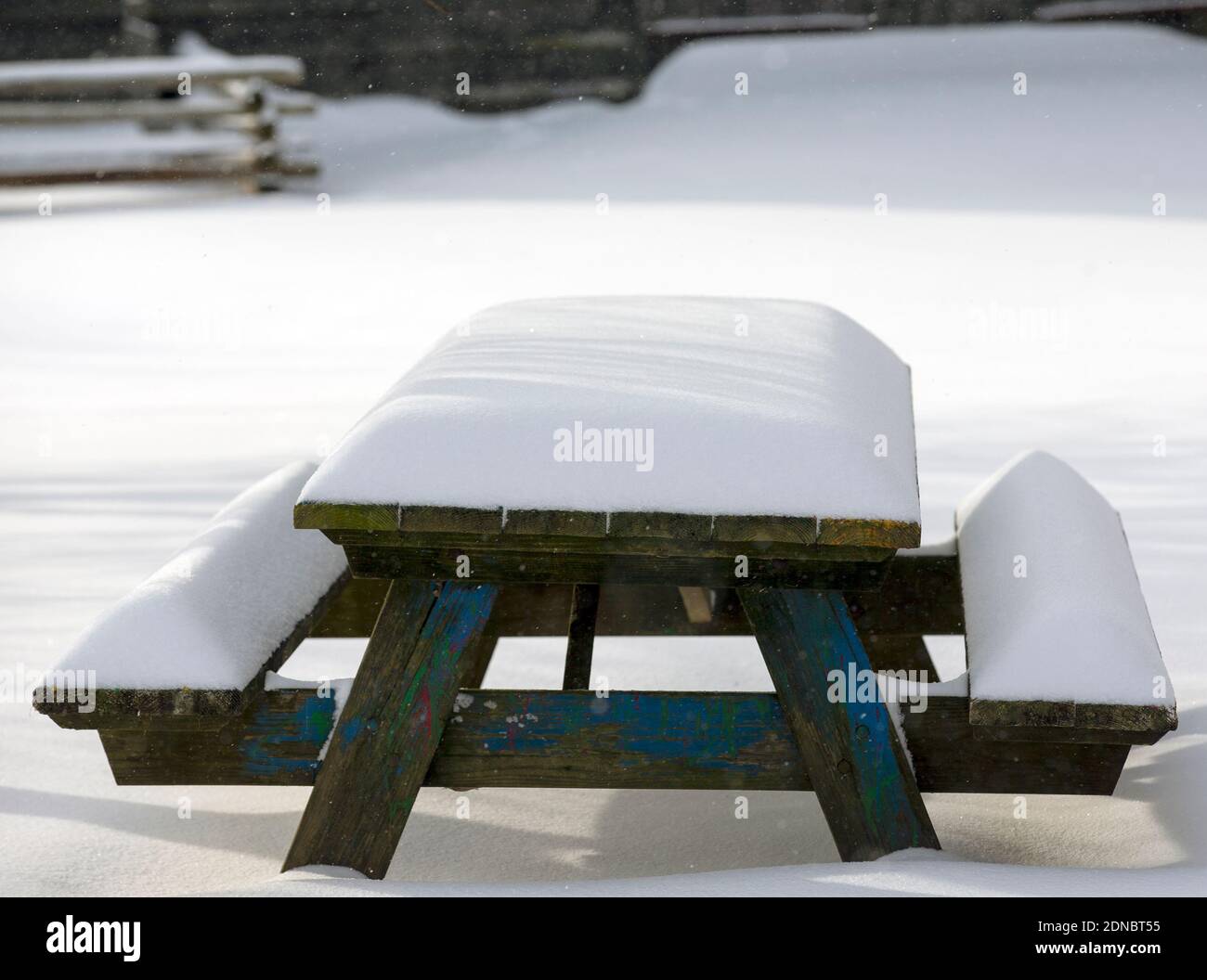 Tavolo e panca ricoperti di neve Foto Stock