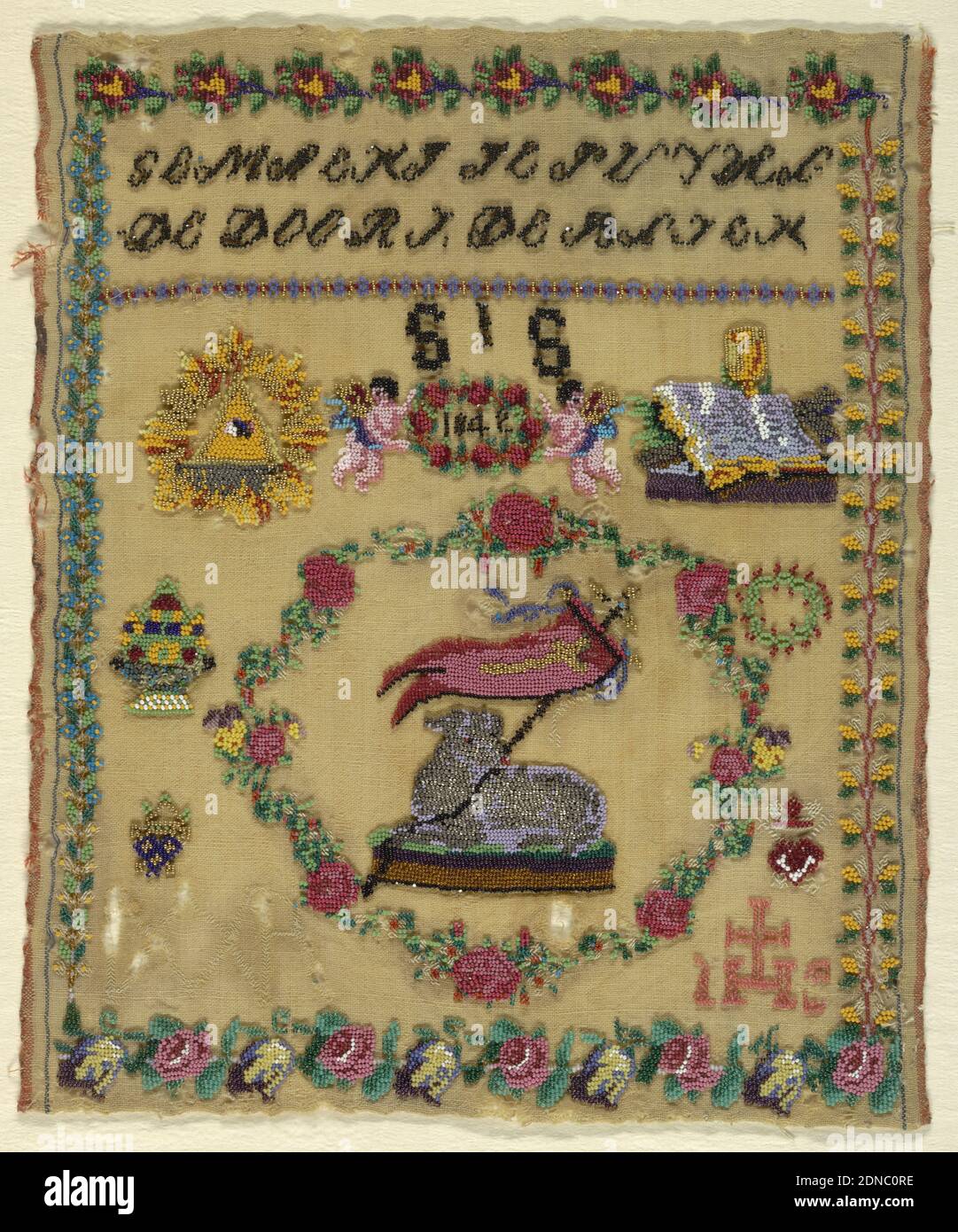 Campionatore, Medio: Perline di vetro, fondazioni di lana tecnica: Trafile su tessitura piana, bordo di quattro motivi floreali che circondano un'iscrizione in olandese (?) con motivi staccati. Principalmente religioso in carattere., Paesi Bassi, 1842, ricamo & cucito, Sampler Foto Stock