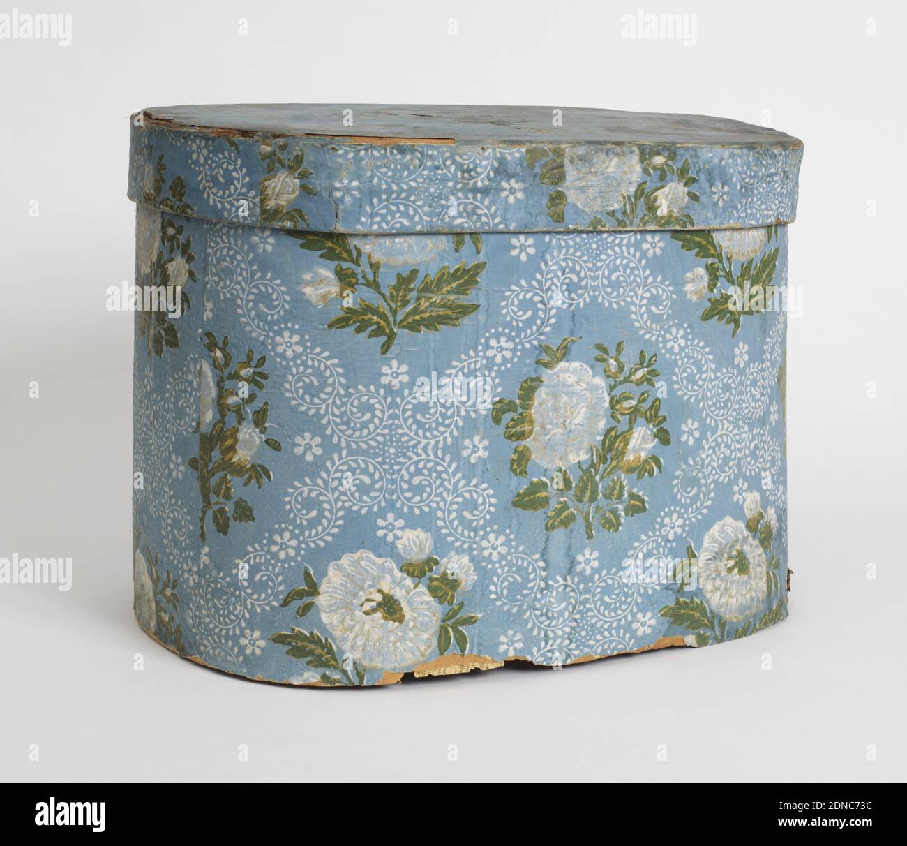 Bandbox, Hannah Davis, 1784 – 1863, carta stampata a blocchi, supporto in legno, coperta con carta da parati di un campo blu, con cornice diagonale di rotoli in bianche piazze racchiudenti decorate con rose in rosa, bianco e verde., Jaffrey, New Hampshire, USA, 1843, Wallcoverings, Bandbox Foto Stock