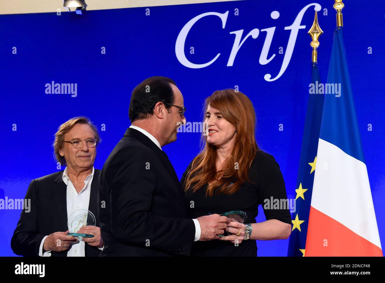 Il presidente francese Francois Hollande presenta il produttore Marie-Castille Citazione-Schaar con un premio CRIF, mentre il direttore Alexander Arcady guarda durante la 30a cena annuale del Consiglio dei rappresentanti degli Ebrei di Francia (CRIF) che si tiene all'hotel Pullman Montparnasse di Parigi, Francia, il 23 febbraio 2015. Foto piscina di Erez Lichtfeld/ABACAPRESS.COM Foto Stock