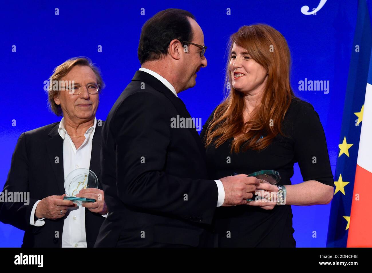 Il presidente francese Francois Hollande presenta il produttore Marie-Castille Citazione-Schaar con un premio CRIF, mentre il direttore Alexander Arcady guarda durante la 30a cena annuale del Consiglio dei rappresentanti degli Ebrei di Francia (CRIF) che si tiene all'hotel Pullman Montparnasse di Parigi, Francia, il 23 febbraio 2015. Foto piscina di Erez Lichtfeld/ABACAPRESS.COM Foto Stock