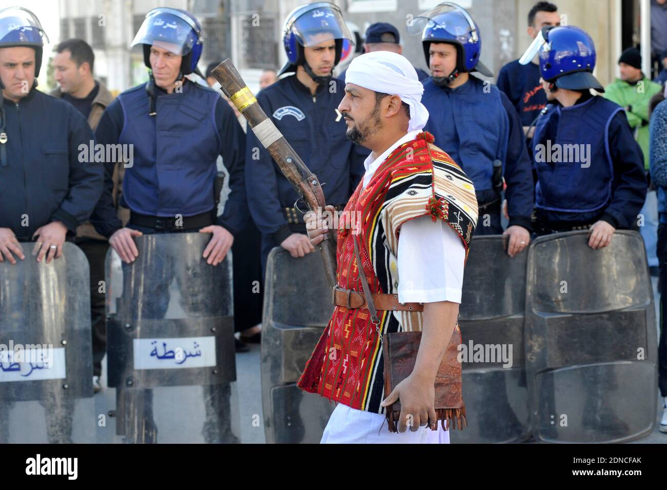 I leader e i manifestanti dell'opposizione algerina si lamentano con le forze di sicurezza durante una manifestazione contro lo sfruttamento dello shale gas ad Algeri, in Algeria, il 24 febbraio 2015. Il gigante energetico algerino di proprietà statale Sonatrach prevede di investire almeno 70 miliardi di dollari nei prossimi 20 anni per sfruttare lo shale gas nonostante la grande opposizione pubblica. Foto di Ammi Louiza/ABACAPRESS.COM Foto Stock