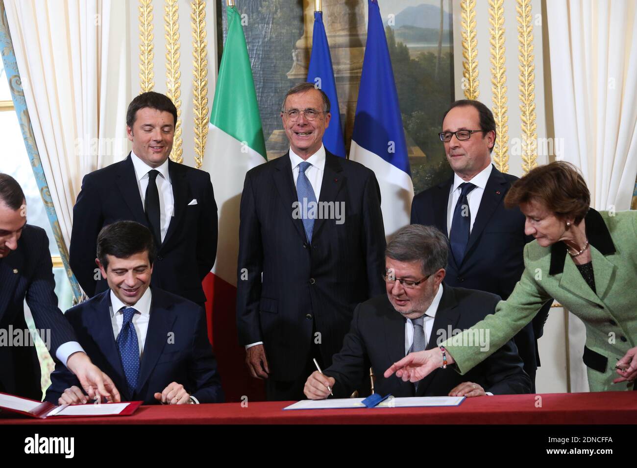Ministro italiano delle infrastrutture e dei trasporti Maurizio Lupi (fronte L) e Segretario di Stato francese per i trasporti, la Marina e la pesca Alain Vidalies (fronte R) Firma di un accordo per la costruzione della ferrovia ad alta velocità Torino-Lione, mentre il presidente francese Francois Hollande e il primo ministro italiano Matteo Renzi guardano durante una cerimonia di firma che chiude il 24 febbraio 2015 il vertice franco-italiano svoltosi presso l'Elysee Palace di Parigi. Foto piscina di Hamilton/ABACAPRESS.COM Foto Stock