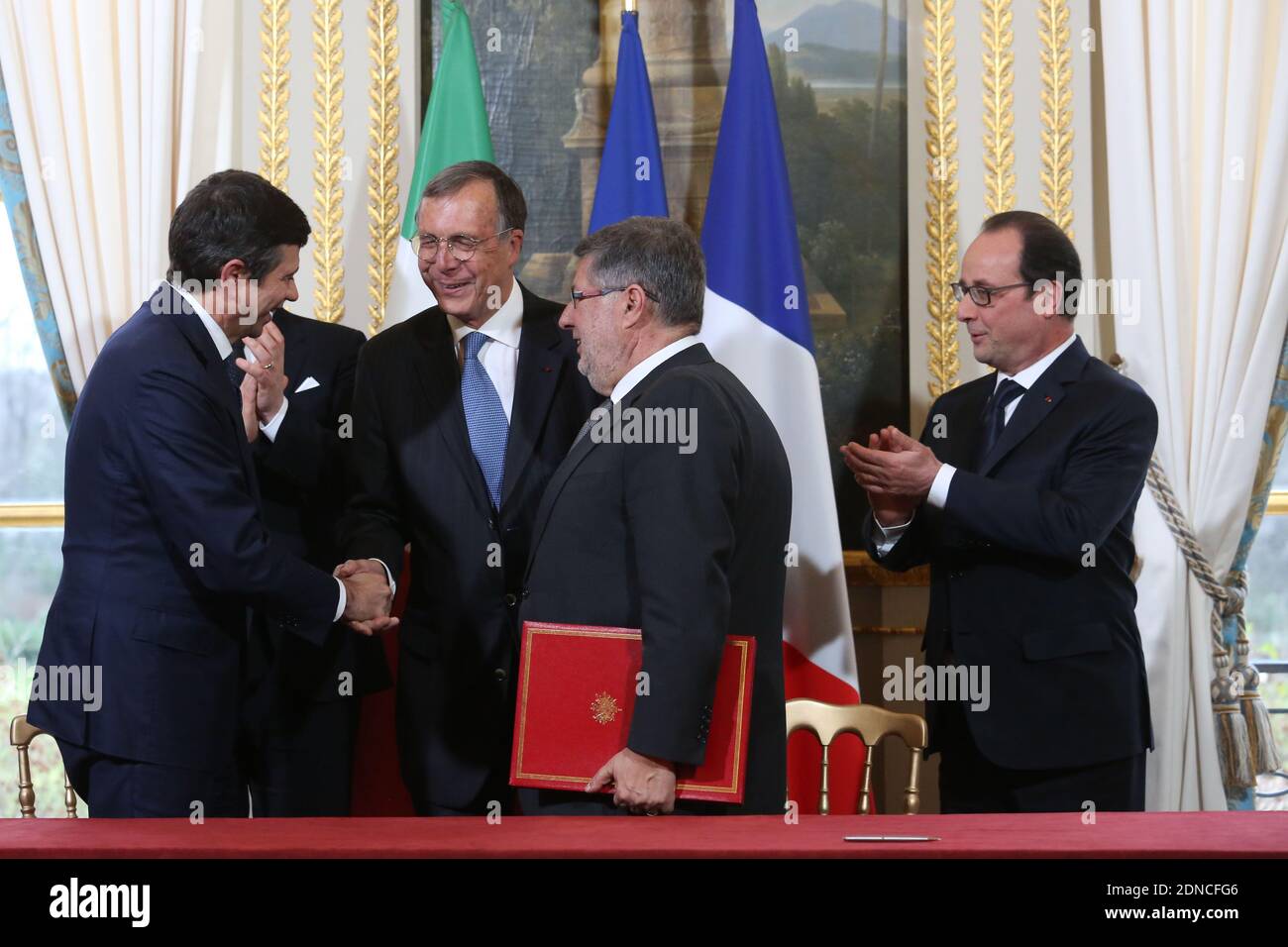 Ministro italiano delle infrastrutture e dei trasporti Maurizio Lupi (L) e Segretario di Stato francese per i trasporti, la Marina e la pesca Alain Vidalies (2° R) Dopo aver firmato un accordo per la costruzione della ferrovia ad alta velocità Torino-Lione, il presidente francese Francois Hollande (R) si occupa di una cerimonia di firma che chiude il 32° Vertice franco-italiano tenutosi presso il Palazzo Elysee di Parigi, in Francia, il 24 febbraio 2015. Foto piscina di Hamilton/ABACAPRESS.COM Foto Stock