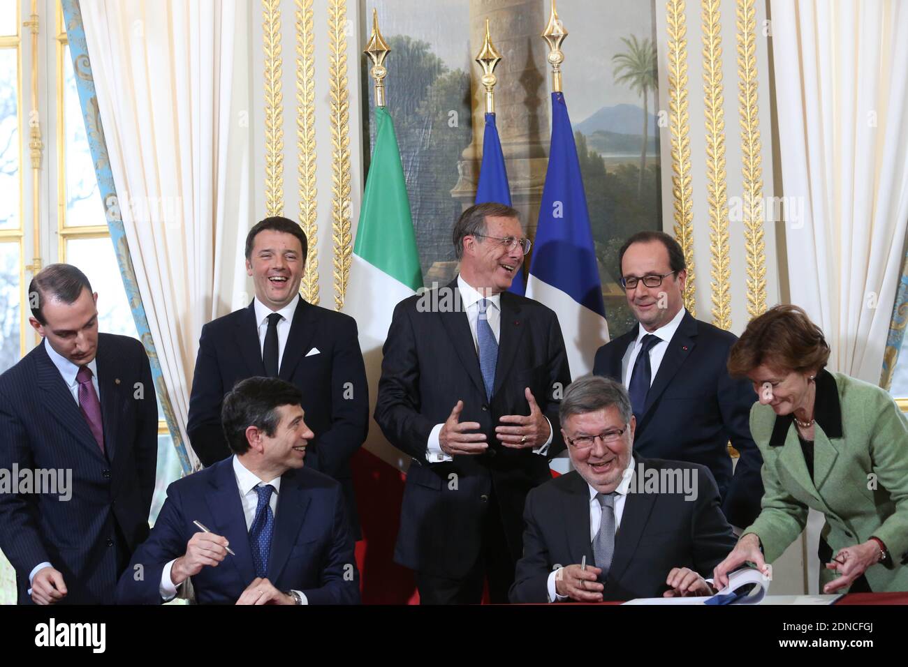 Ministro italiano delle infrastrutture e dei trasporti Maurizio Lupi (fronte L) e Segretario di Stato francese per i trasporti, la Marina e la pesca Alain Vidalies (fronte R) Firma di un accordo per la costruzione della ferrovia ad alta velocità Torino-Lione, mentre il presidente francese Francois Hollande e il primo ministro italiano Matteo Renzi guardano durante una cerimonia di firma che chiude il 24 febbraio 2015 il vertice franco-italiano svoltosi presso l'Elysee Palace di Parigi. Foto piscina di Hamilton/ABACAPRESS.COM Foto Stock