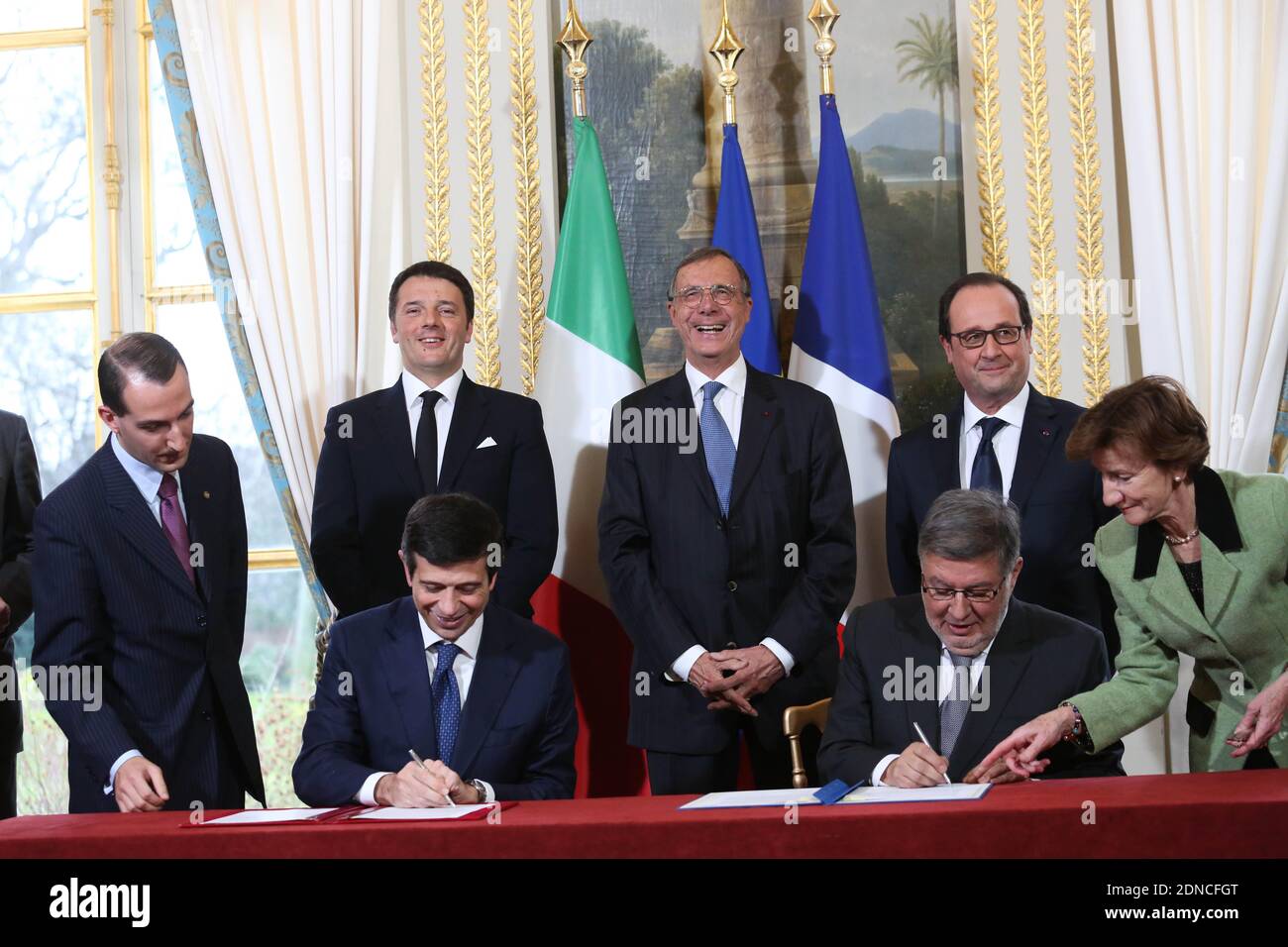 Ministro italiano delle infrastrutture e dei trasporti Maurizio Lupi (fronte L) e Segretario di Stato francese per i trasporti, la Marina e la pesca Alain Vidalies (fronte R) Firma di un accordo per la costruzione della ferrovia ad alta velocità Torino-Lione, mentre il presidente francese Francois Hollande e il primo ministro italiano Matteo Renzi guardano durante una cerimonia di firma che chiude il 24 febbraio 2015 il vertice franco-italiano svoltosi presso l'Elysee Palace di Parigi. Foto piscina di Hamilton/ABACAPRESS.COM Foto Stock