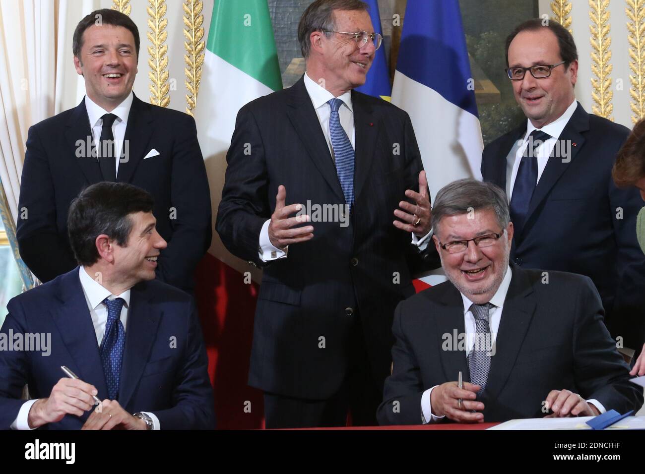 Ministro italiano delle infrastrutture e dei trasporti Maurizio Lupi (fronte L) e Segretario di Stato francese per i trasporti, la Marina e la pesca Alain Vidalies (fronte R) Firma di un accordo per la costruzione della ferrovia ad alta velocità Torino-Lione, mentre il presidente francese Francois Hollande e il primo ministro italiano Matteo Renzi guardano durante una cerimonia di firma che chiude il 24 febbraio 2015 il vertice franco-italiano svoltosi presso l'Elysee Palace di Parigi. Foto piscina di Hamilton/ABACAPRESS.COM Foto Stock