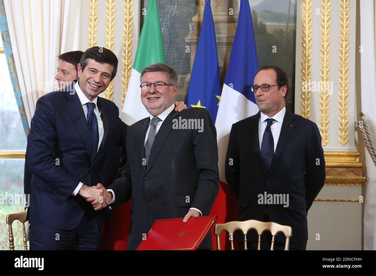 Ministro italiano delle infrastrutture e dei trasporti Maurizio Lupi (fronte L) e Segretario di Stato francese per i trasporti, la Marina e la pesca Alain Vidalies (fronte R) Stringete le mani dopo aver firmato un accordo per la costruzione della ferrovia ad alta velocità Torino-Lione, mentre il presidente francese Francois Hollande e il primo ministro italiano Matteo Renzi guardano durante una cerimonia di firma che chiude il 32° Vertice franco-italiano tenutosi al Palazzo Elysee a Parigi, in Francia, il 24 febbraio 2015. Foto piscina di Hamilton/ABACAPRESS.COM Foto Stock