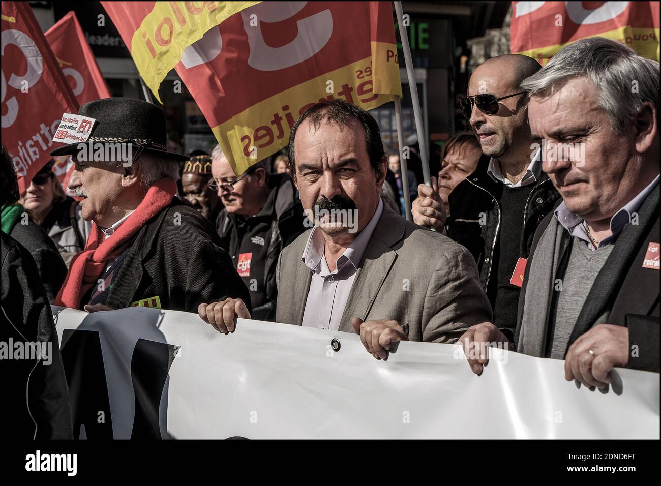 General secretary of CGT union Philippe Martinez talks to the press during a demonstration for pension rights in Paris, France on March 17, 2015. Photo by Renaud Khanh/ABACAPRESS.COM Foto Stock