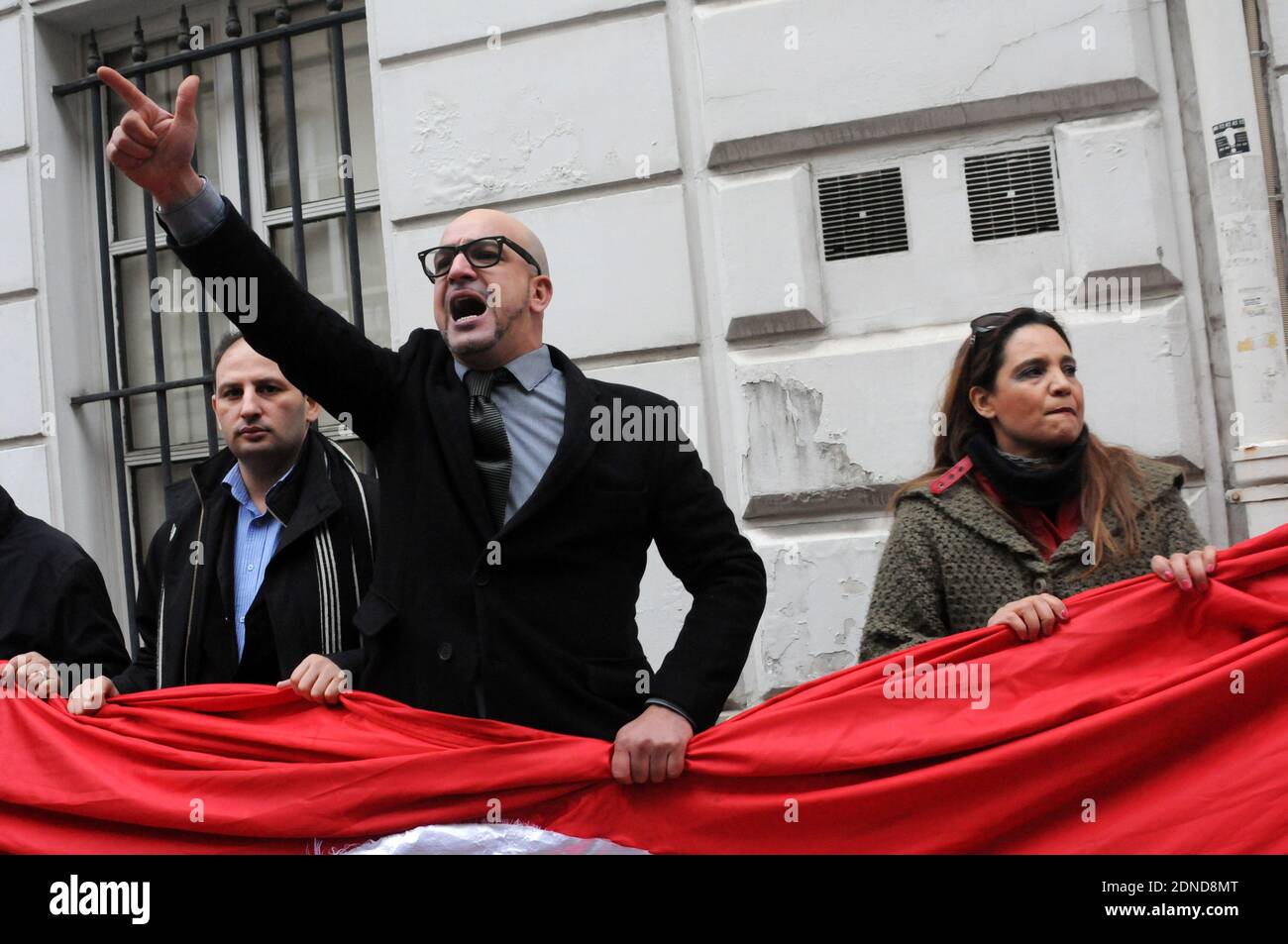 Il 19 marzo 2015 si è svolto un incontro a Parigi, in Francia, davanti all'ambasciata tunisina per dimostrare sostegno dopo l'attacco terrosista a Tunisi al Bardo Musuem. 22 furono uccisi. Foto di Alain Apaysin/ABACAPRESS.COM Foto Stock