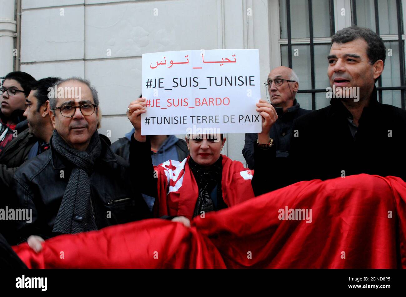 Il 19 marzo 2015 si è svolto un incontro a Parigi, in Francia, davanti all'ambasciata tunisina per dimostrare sostegno dopo l'attacco terrosista a Tunisi al Bardo Musuem. 22 furono uccisi. Foto di Alain Apaysin/ABACAPRESS.COM Foto Stock