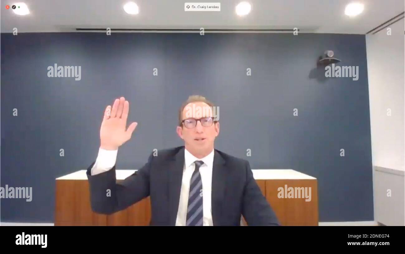 Craig Landau, Presidente e CEO di Purdue Pharma L.P. è giurato di testimoniare praticamente durante la Camera degli Stati Uniti Comitato per la supervisione e la riforma audizione virtuale "il ruolo di Purdue Pharma e la famiglia Sackler nell'epidemia di oppioidi" a Washington, DC giovedì 17 dicembre 2020. Si dice che Purdue Pharma e i membri della famiglia Sackler hanno alimentato l'epidemia di oppioidi a livello nazionale per decenni incoraggiando i dirigenti di Purdue a inondare il mercato con OxyContin, l'altamente addictive painkiller.Credit: US House TV via CNP | uso in tutto il mondo Foto Stock