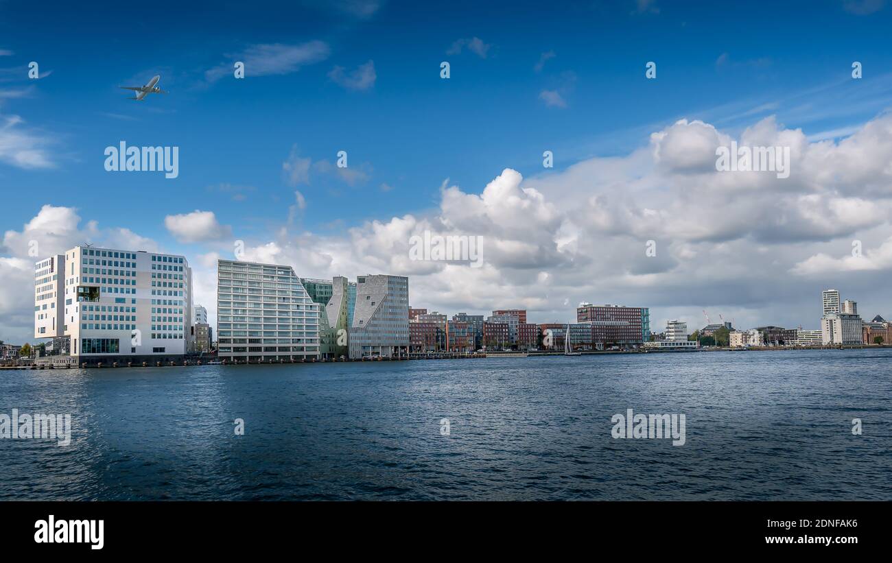 Alte torri del complesso del Palazzo di Giustizia in Amsterdam lungo il porto chiamato Het IJ Foto Stock