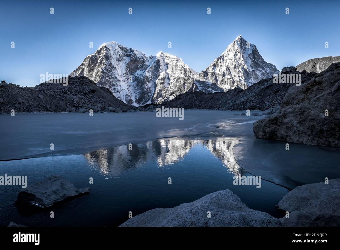 Vette di montagna riflesse in Glacier Lake Foto Stock