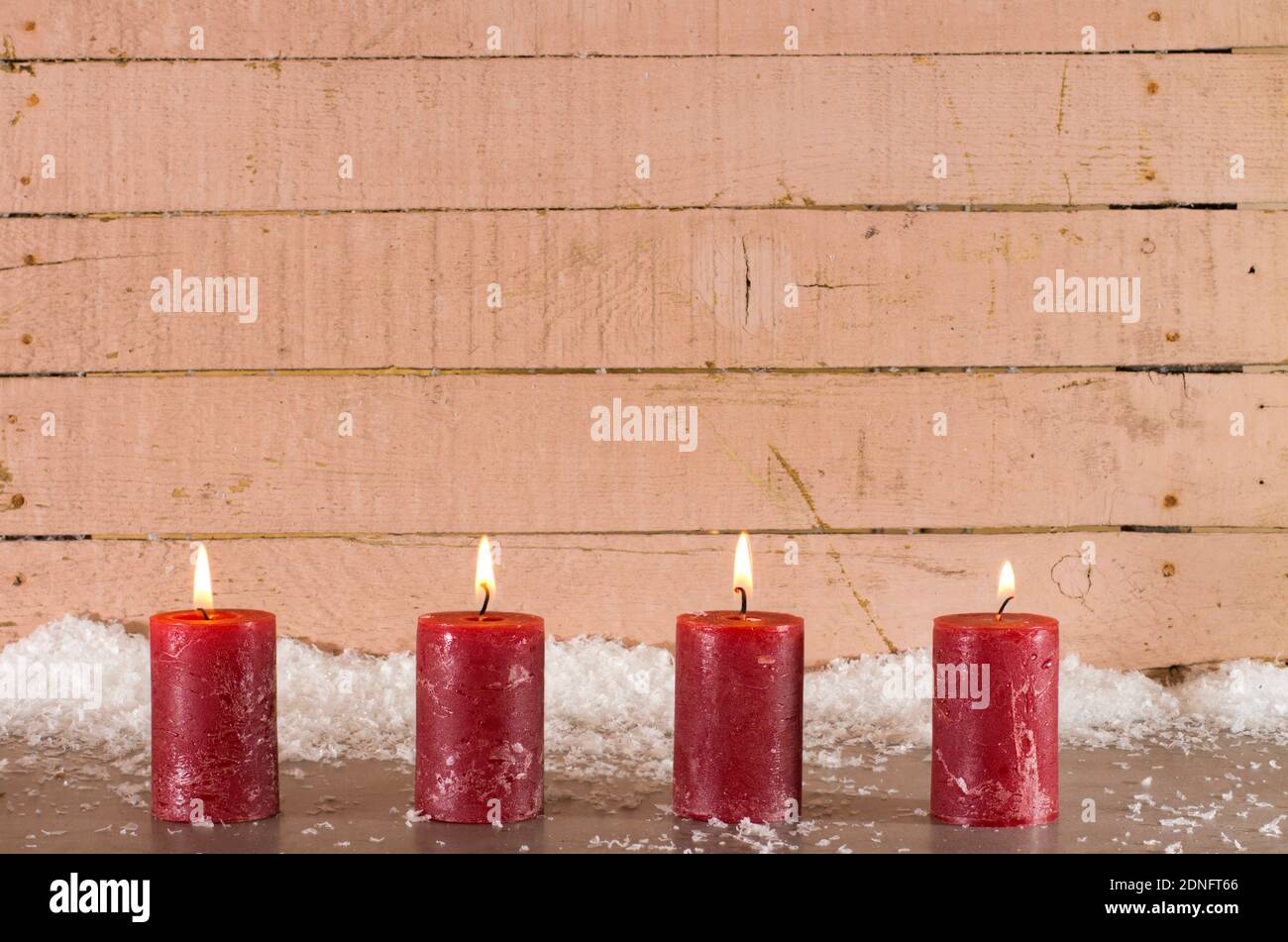 Weihnachtliche Dekoration mit Adventskerzen und Textfreiraum oben Foto Stock