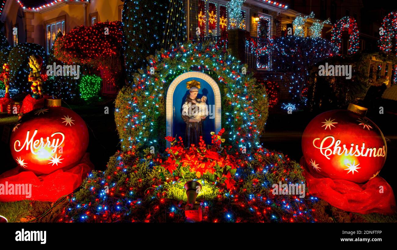 Decorazioni natalizie al Dyker Heights, un quartiere di Brooklyn noto per le sue stravaganti mostre natalizie. New York, Stati Uniti Foto Stock