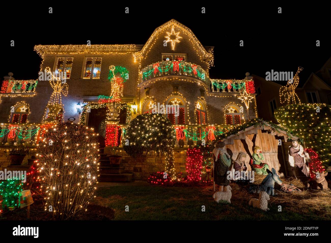 Decorazioni natalizie al Dyker Heights, un quartiere di Brooklyn noto per le sue stravaganti mostre natalizie. New York, Stati Uniti Foto Stock