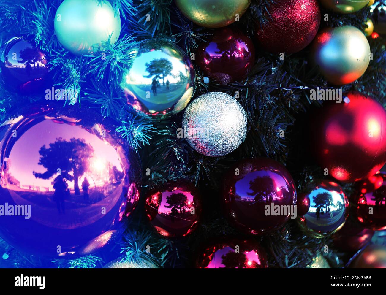Foto sfondo Natale Natale Natale palle per il nuovo anno. Esempio di palloncini per le vacanze per lo sfondo o il sito web Foto Stock