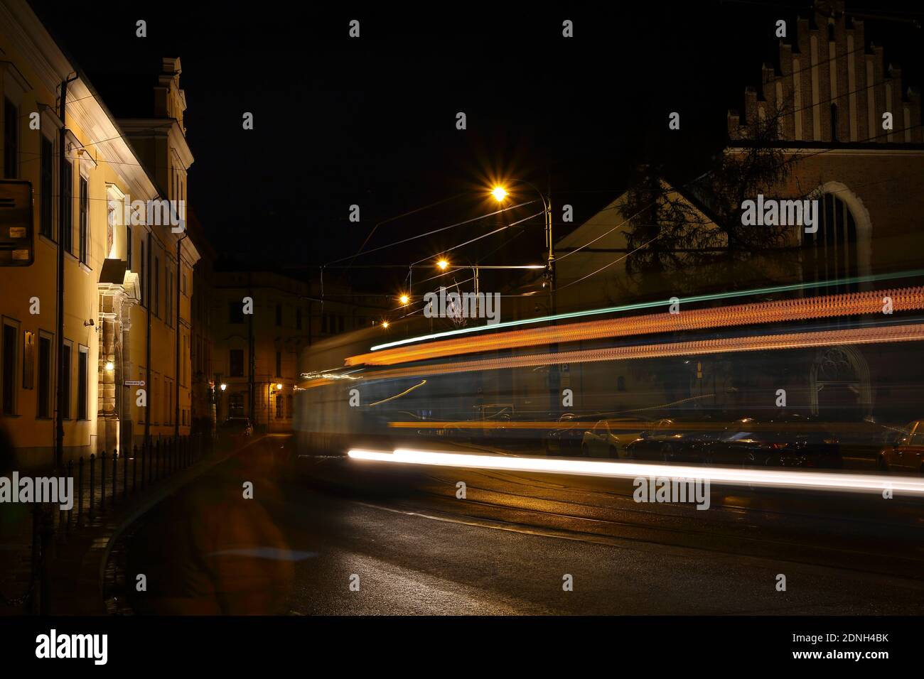 Colorati sentieri di luce lasciati dai tram di notte via Cracovia in centro città Foto Stock