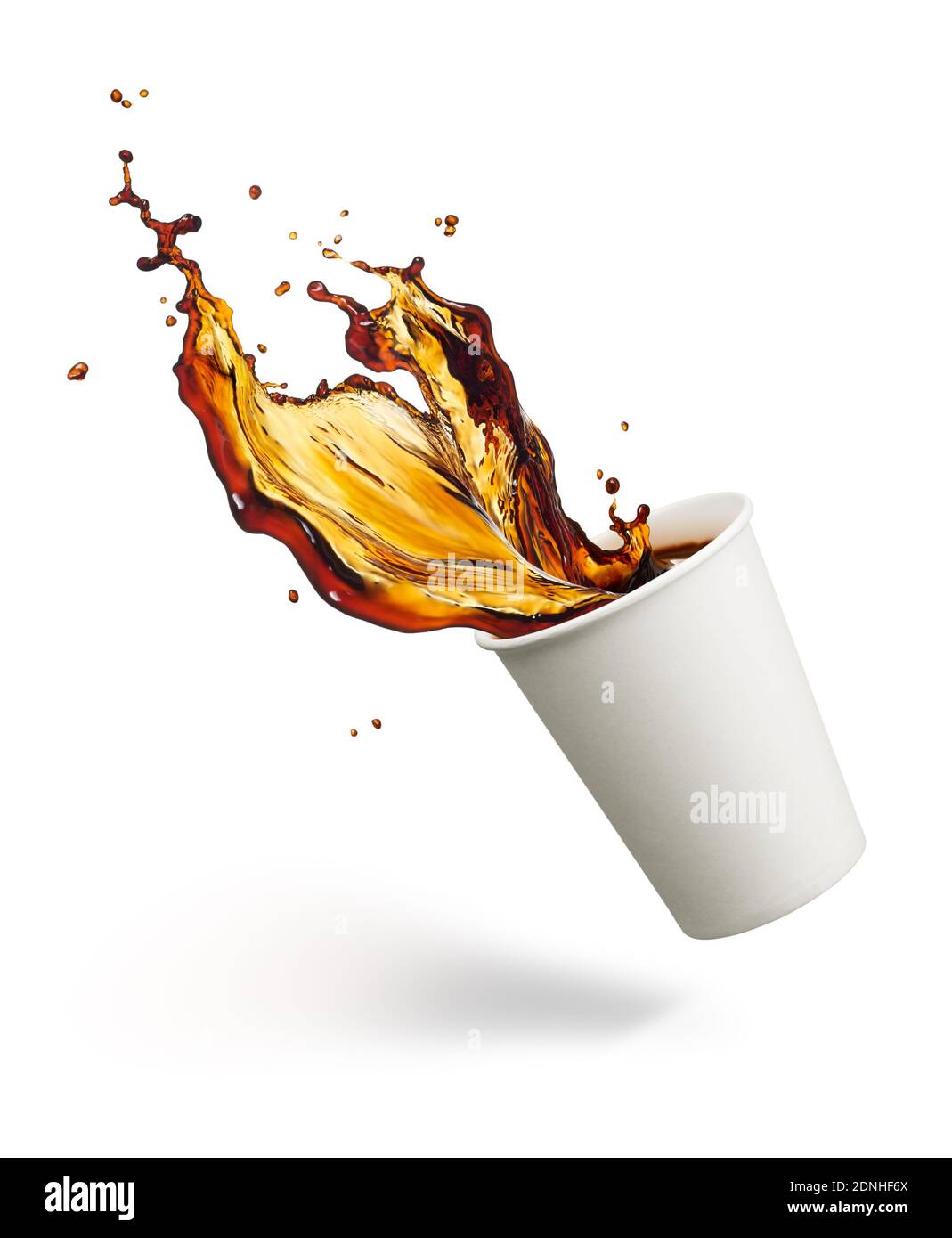 tazza di caffè che spruzzi su sfondo bianco Foto Stock