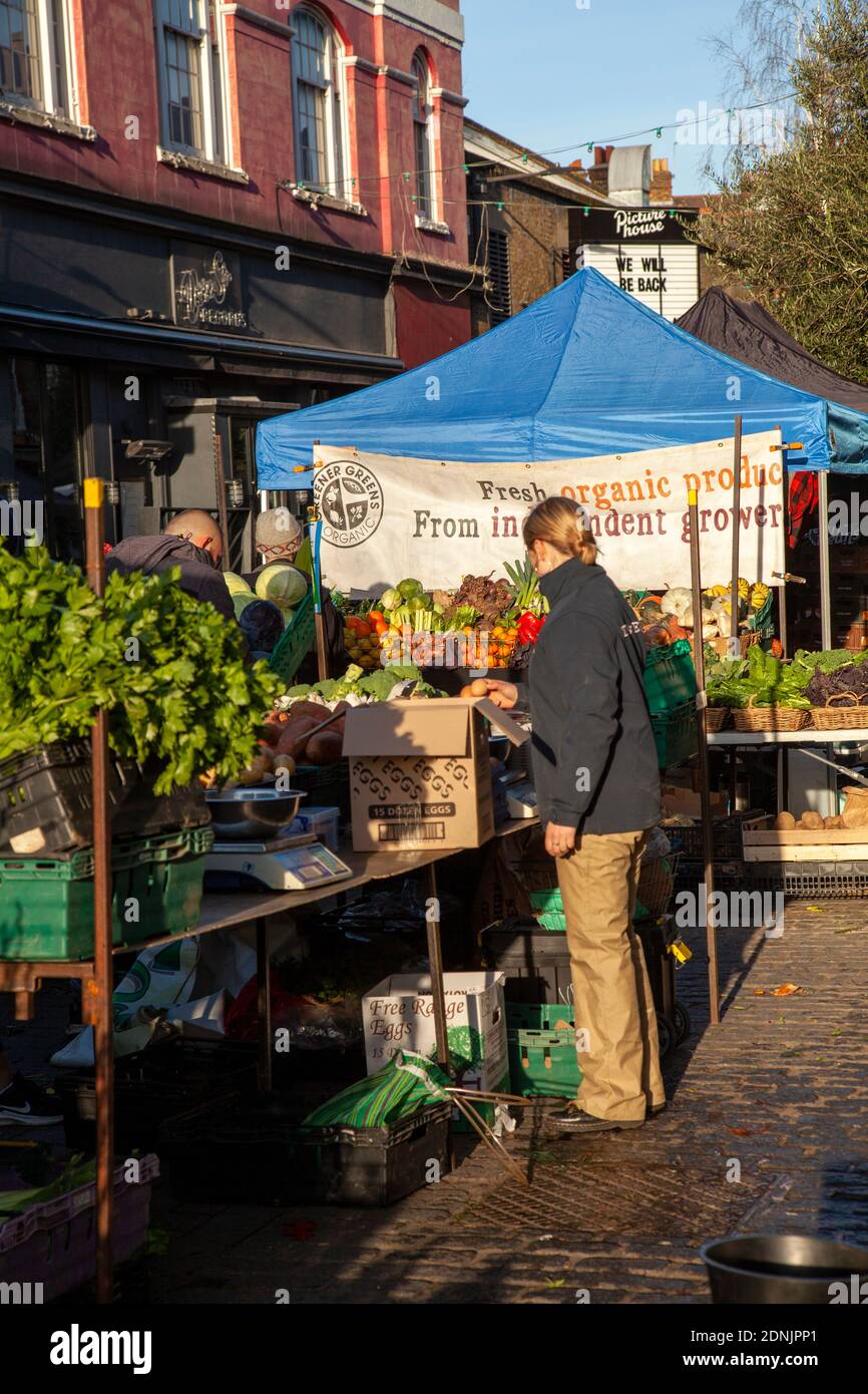 Bancarelle di cibo al Venn Street Market a Clapham Common, Londra UK Foto Stock