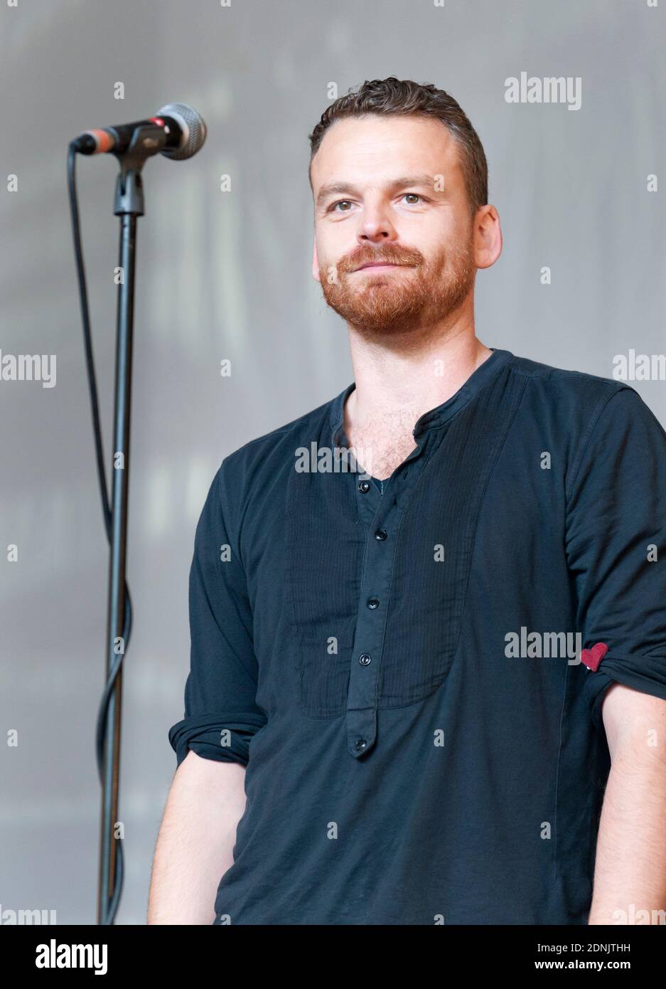 James de Malplaquet cantante con i miserabili ricchi, esibendosi al festival Larmer Tree, Regno Unito Foto Stock