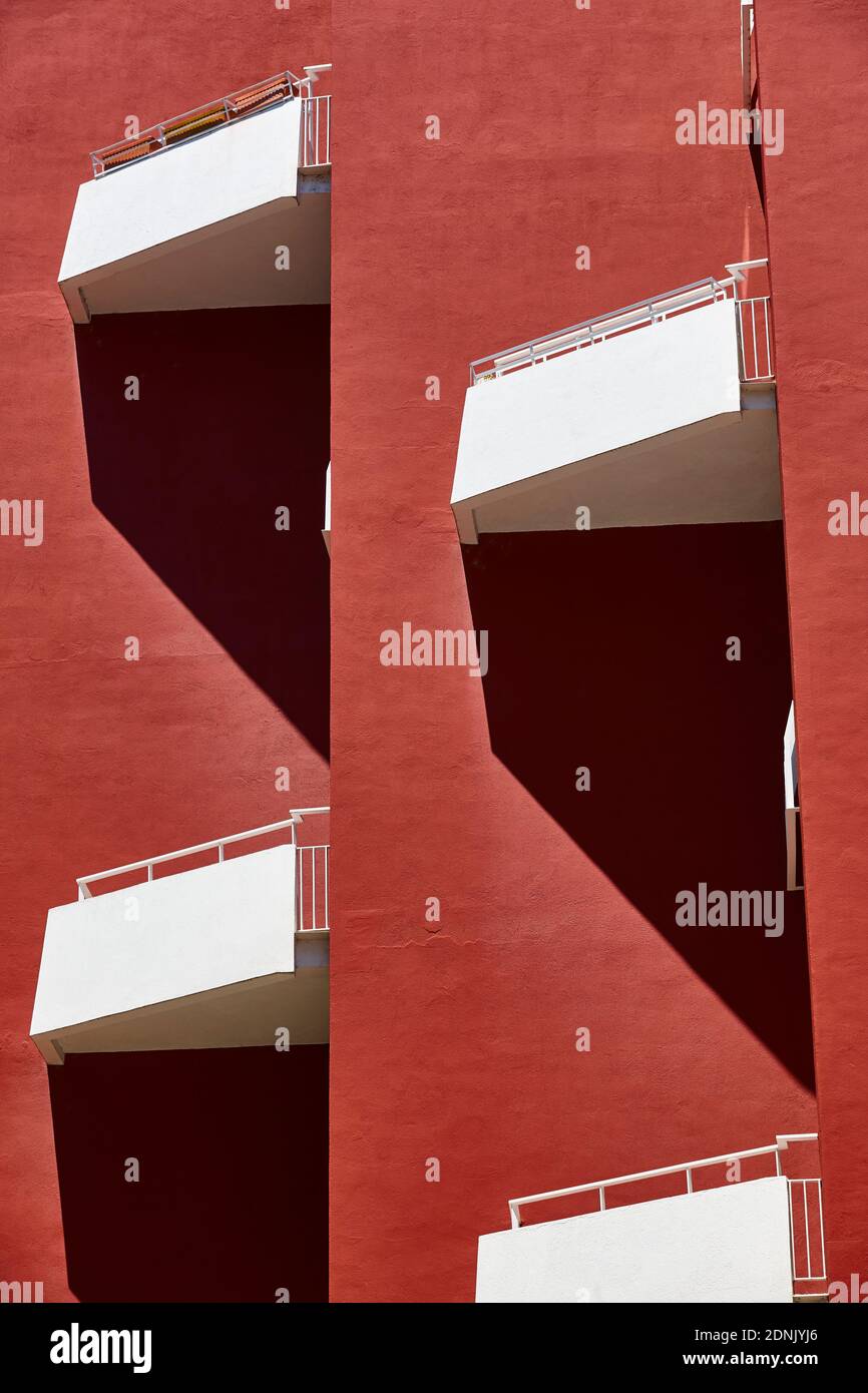Facciata dell'edificio di colore rosso geometrico. Design architettonico simmetrico. Prospettiva urbana Foto Stock