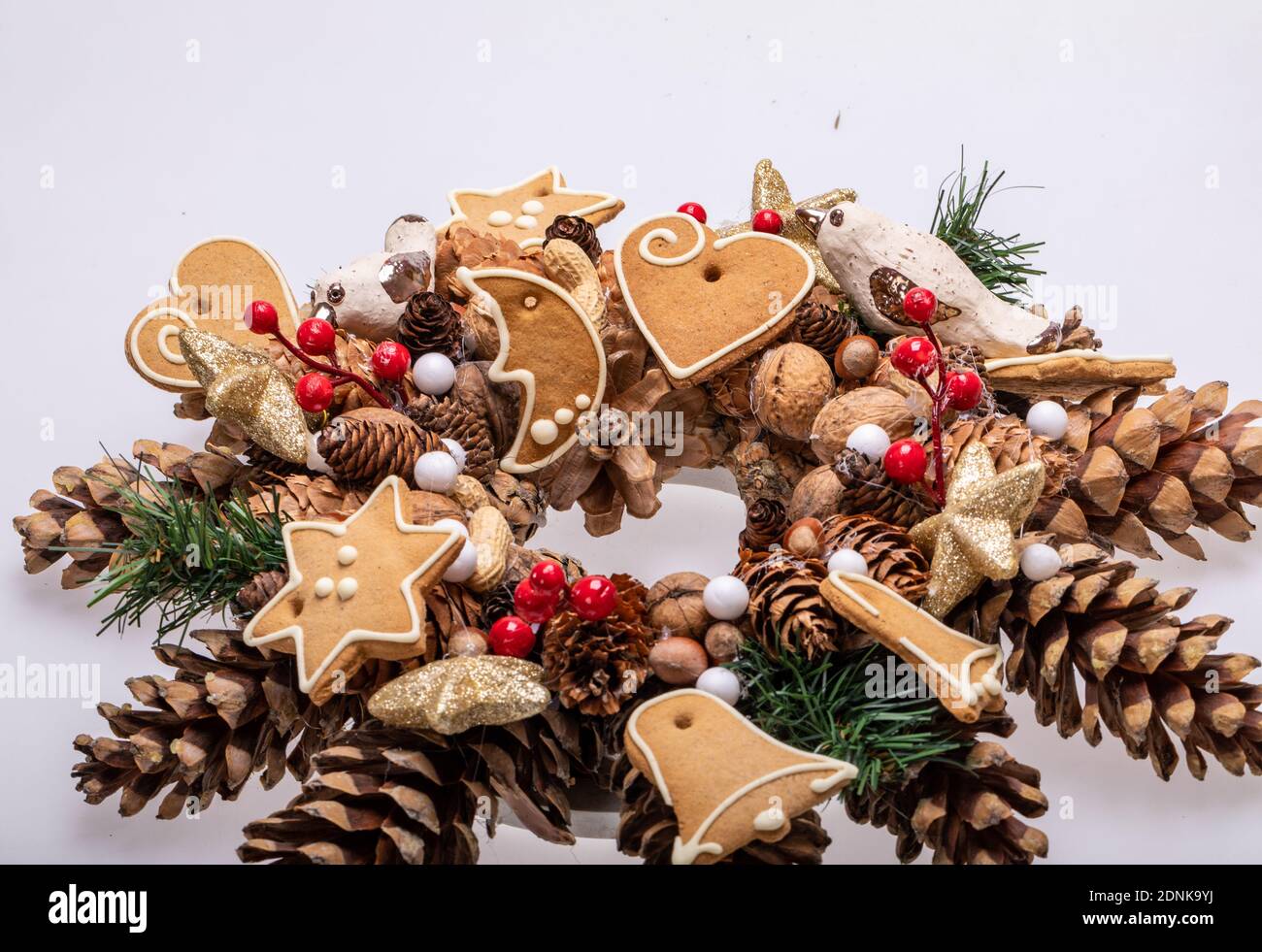 Decorazioni natalizie con coni di pino, noci e biscotti natalizi fatti a  mano Foto stock - Alamy